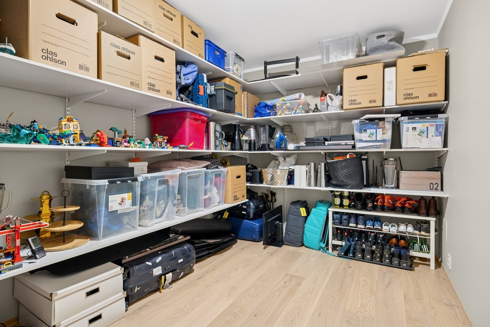 Boligen har godt med oppbevaringsplass i to boder. Galleribilde