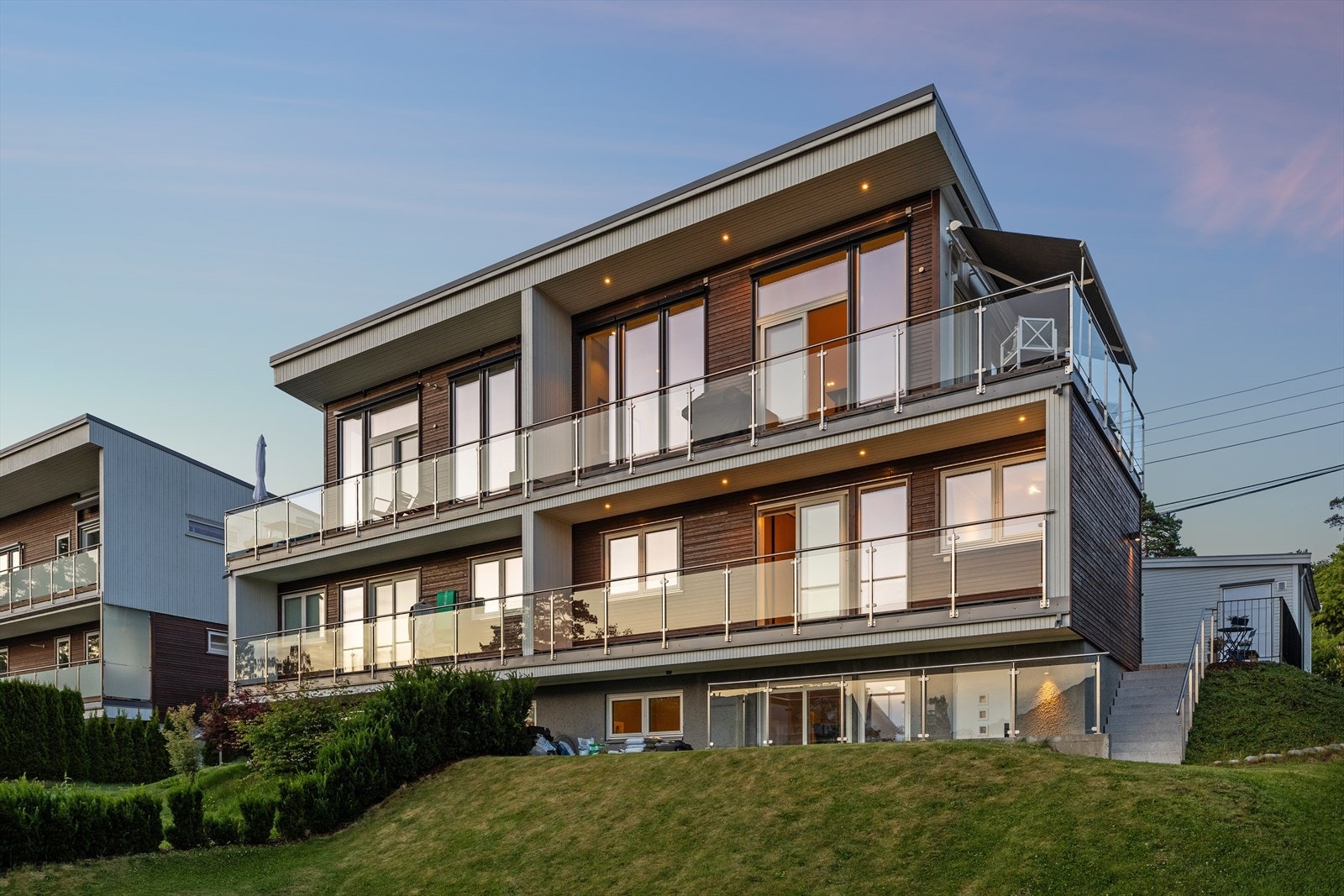 Moderne og innholdsrik del av tomannsbolig med en gjennomgående høy standard. Galleribilde