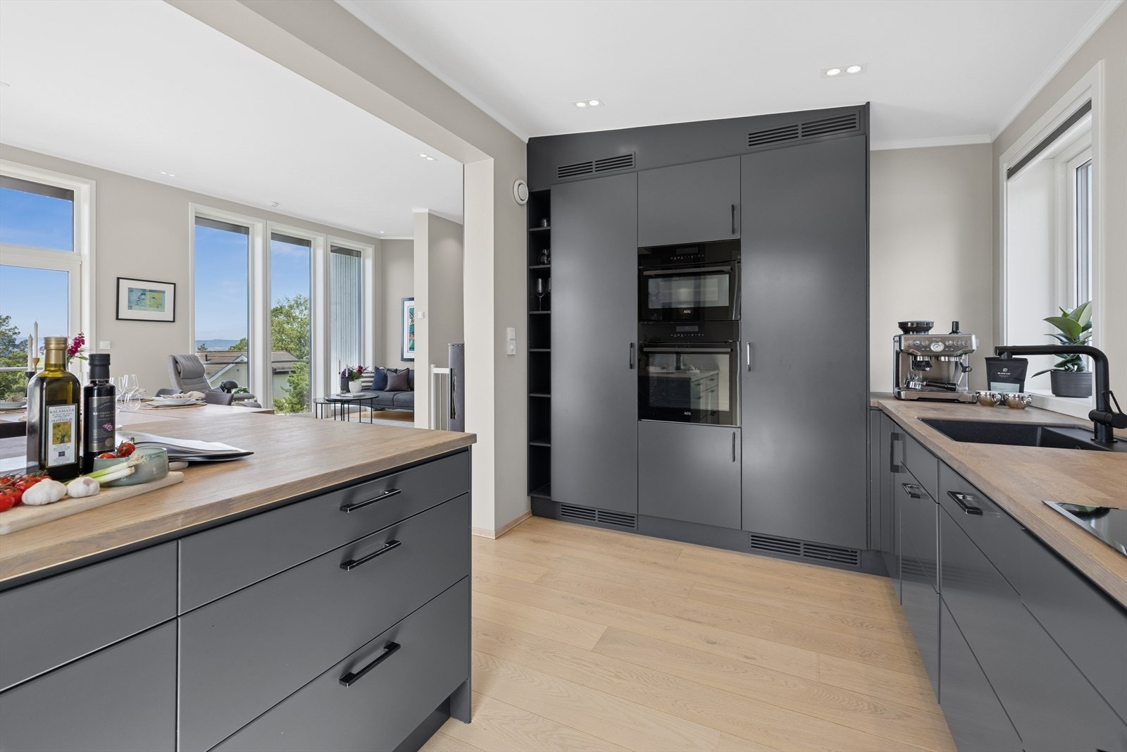 Kjøkkenet er innredet i en praktisk form og har godt med både skap- og benkeplass. Galleribilde