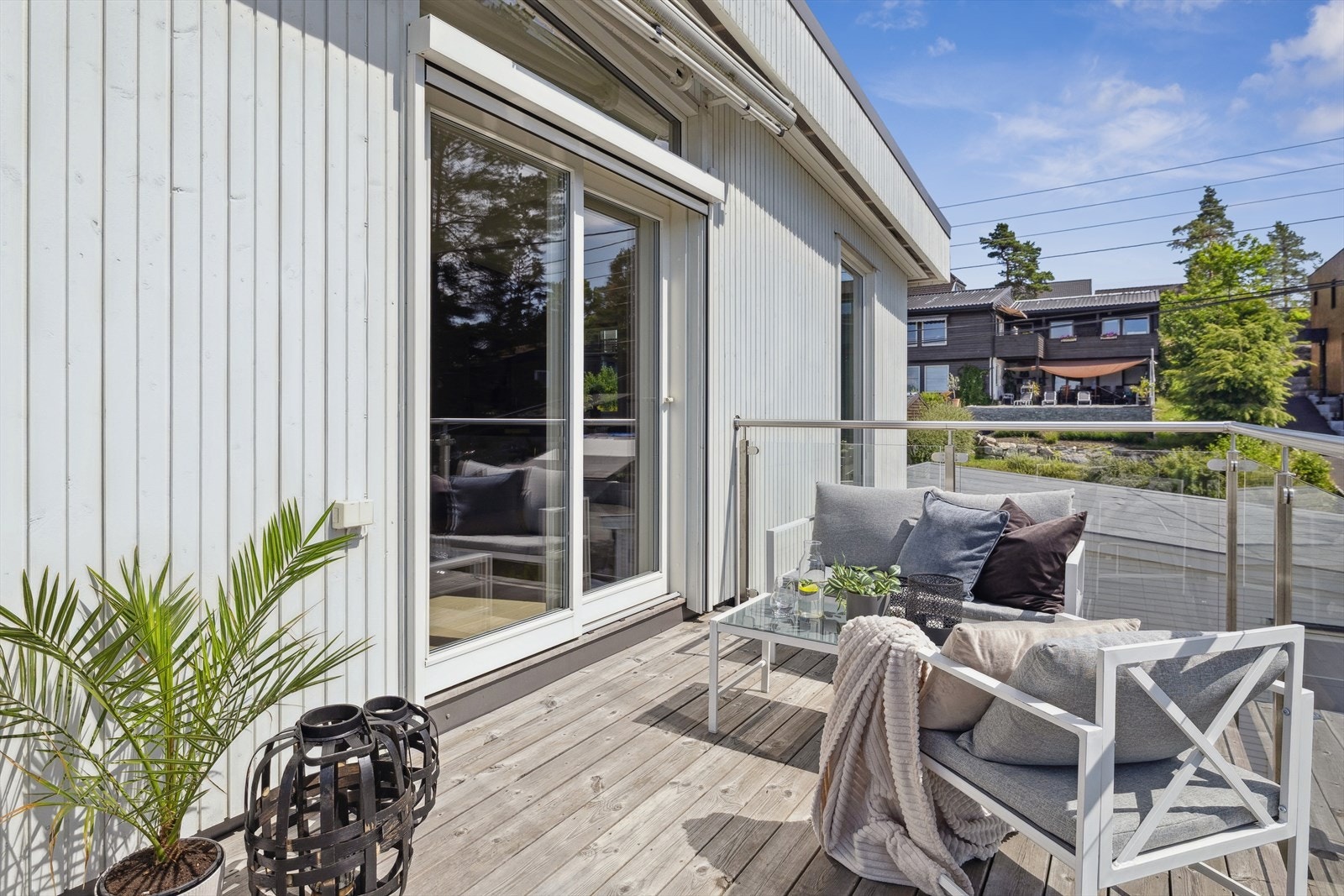 Det er utgang fra stuen til en solrik uteplass. Galleribilde