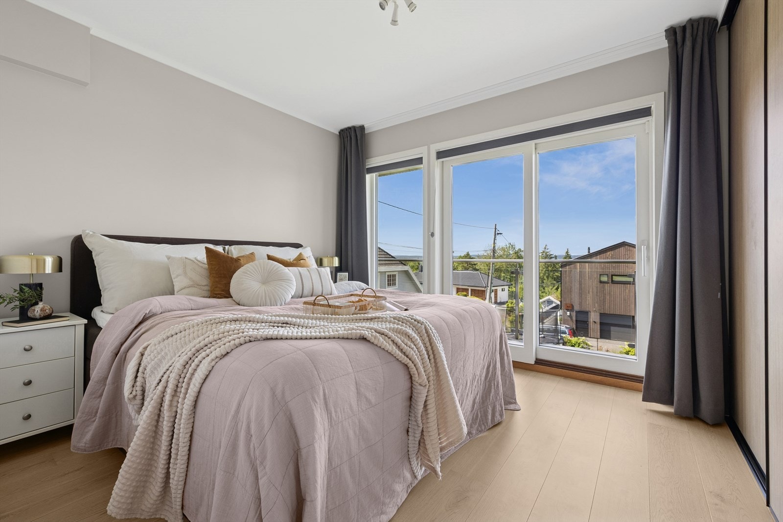 Hovedsoverommet har god plass til dobbeltseng, tilhørende møblement og stor skyvedørsgarderobe med god plass til diverse oppbevaring. Galleribilde