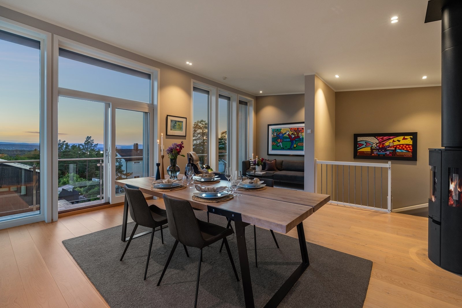 Fin løsning med dels adskilt spisestue og salong. Galleribilde