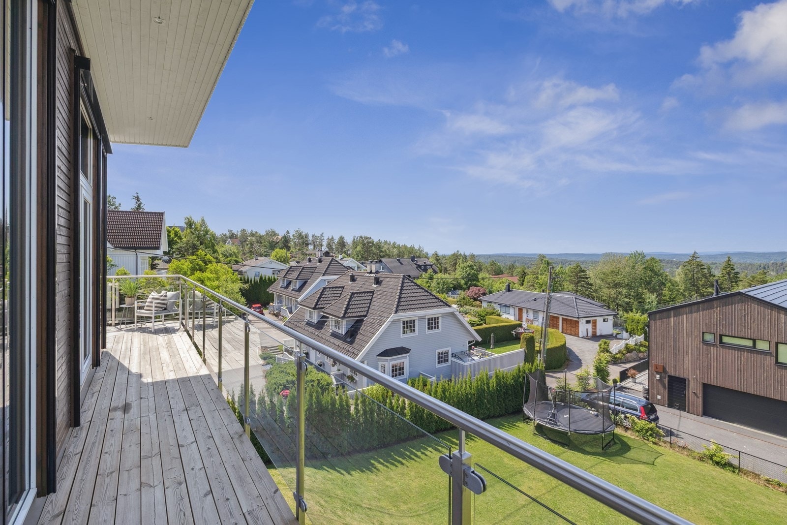 Boligen har flere solrike balkonger, den i 2. etasjen går rundt to sider av husveggen. Galleribilde