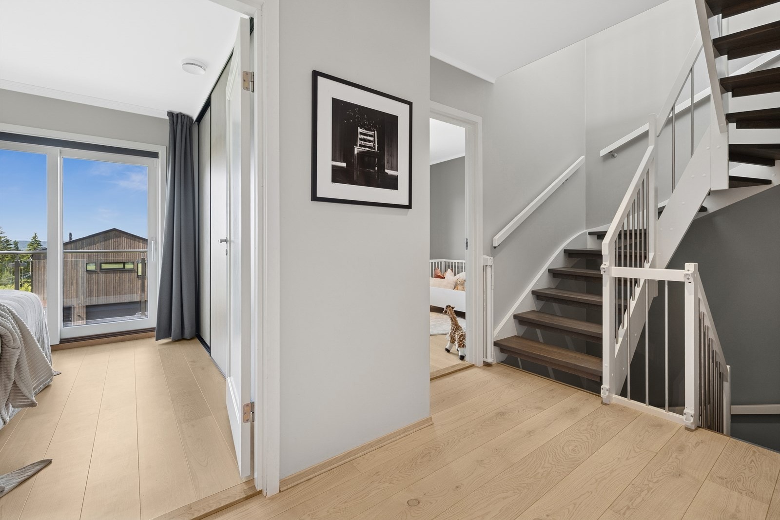 Trappegang med en moderne og flott trapp. Galleribilde