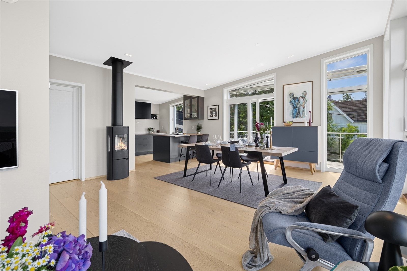 Stuen har plass til flere møbleringsmuligheter for å skape den stuen du selv ønsker. Galleribilde