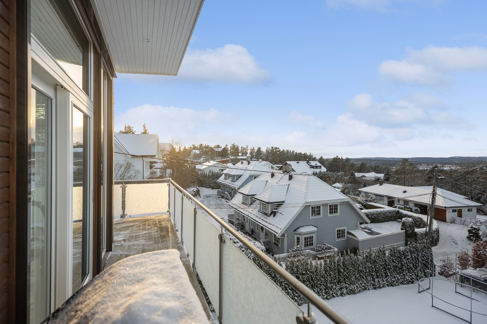 Beliggende høyt og fint til i et attraktivt og svært barnevennlig boligområde på Rikeåsen. Galleribilde
