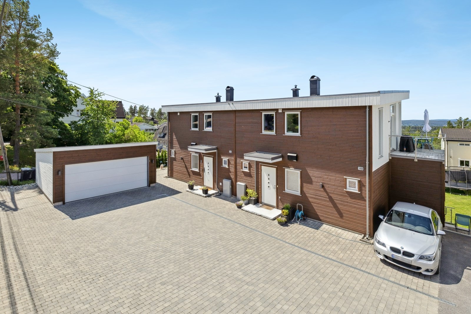 Parkering i halvpart av dobbelgarasje samt på stor gårdsplass som deles med nabo i 14B. Elbil-lader montert. Galleribilde