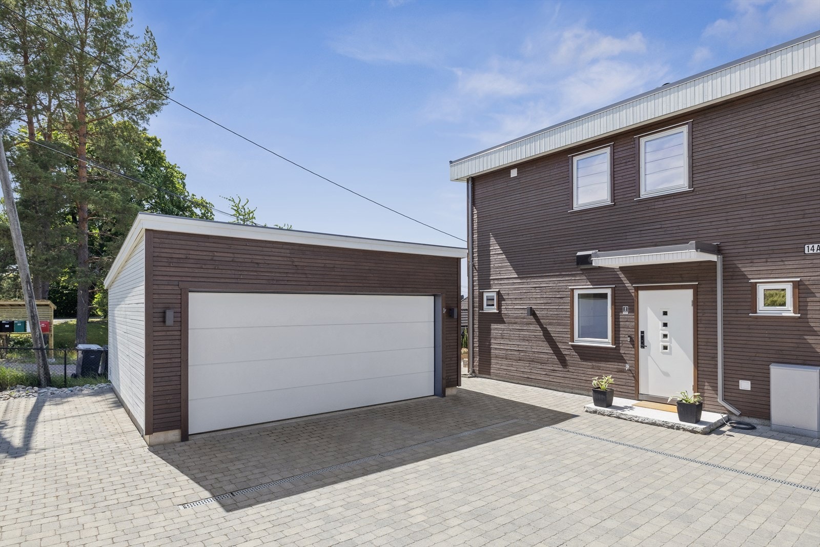 Hele gårdsplassen og inngangspartiet er pent belagt med belegningsstein som gir et ryddig inntrykk. Galleribilde