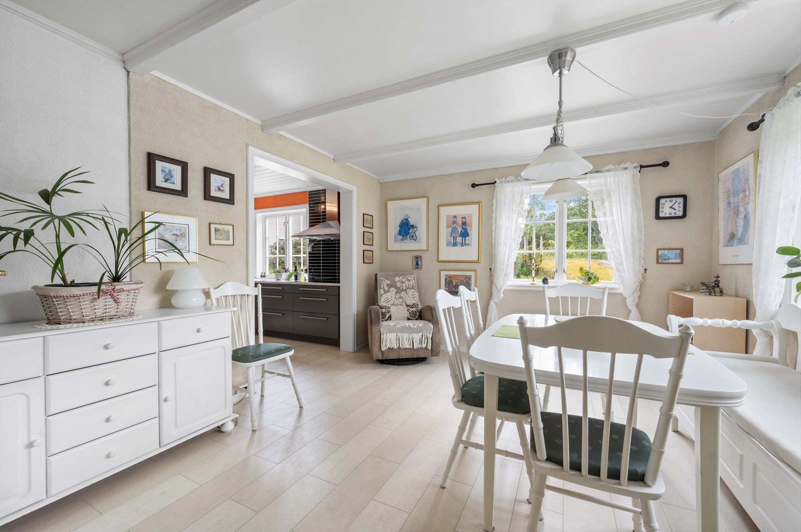 Spiseplass i forbindelse med kjøkken Galleribilde