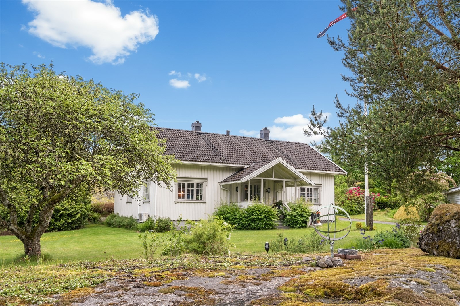 Velkommen til Klepakerveien 20. Landelig beliggende enebolig i fin stil med stor garasje, sommerstue, badstue og fantastiske uteplasser. Galleribilde