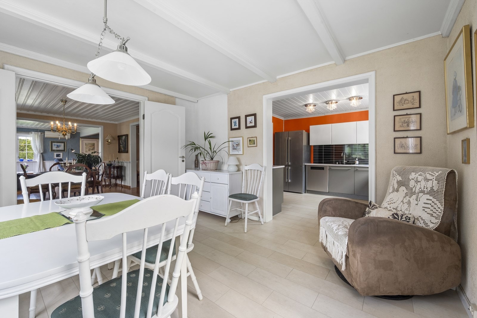 Spiseplass i forbindelse med kjøkken Galleribilde