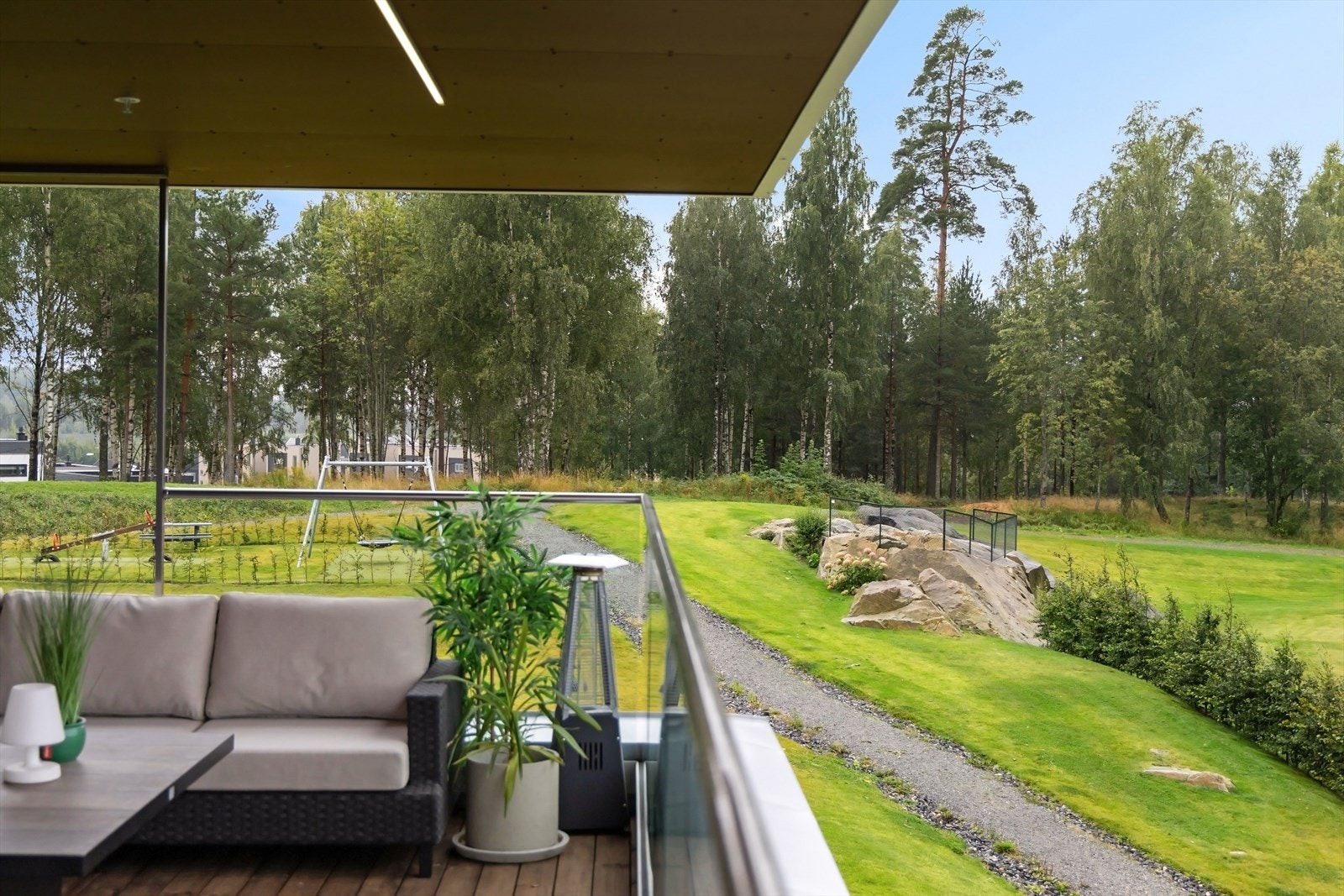 Frodige og grønne omgivelser rett ved marka. Perfekt for den som ønsker å bo tilbaketrukket, men samtidig sentralt. Galleribilde