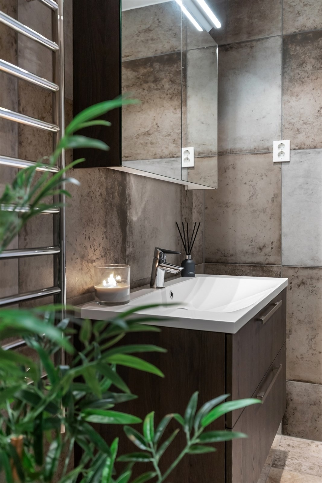 Badet er også innredet med servant og speilskap med innredning, toalett og opplegg for vaskemaskin, samt plass til tørketrommel om ønskelig. Galleribilde