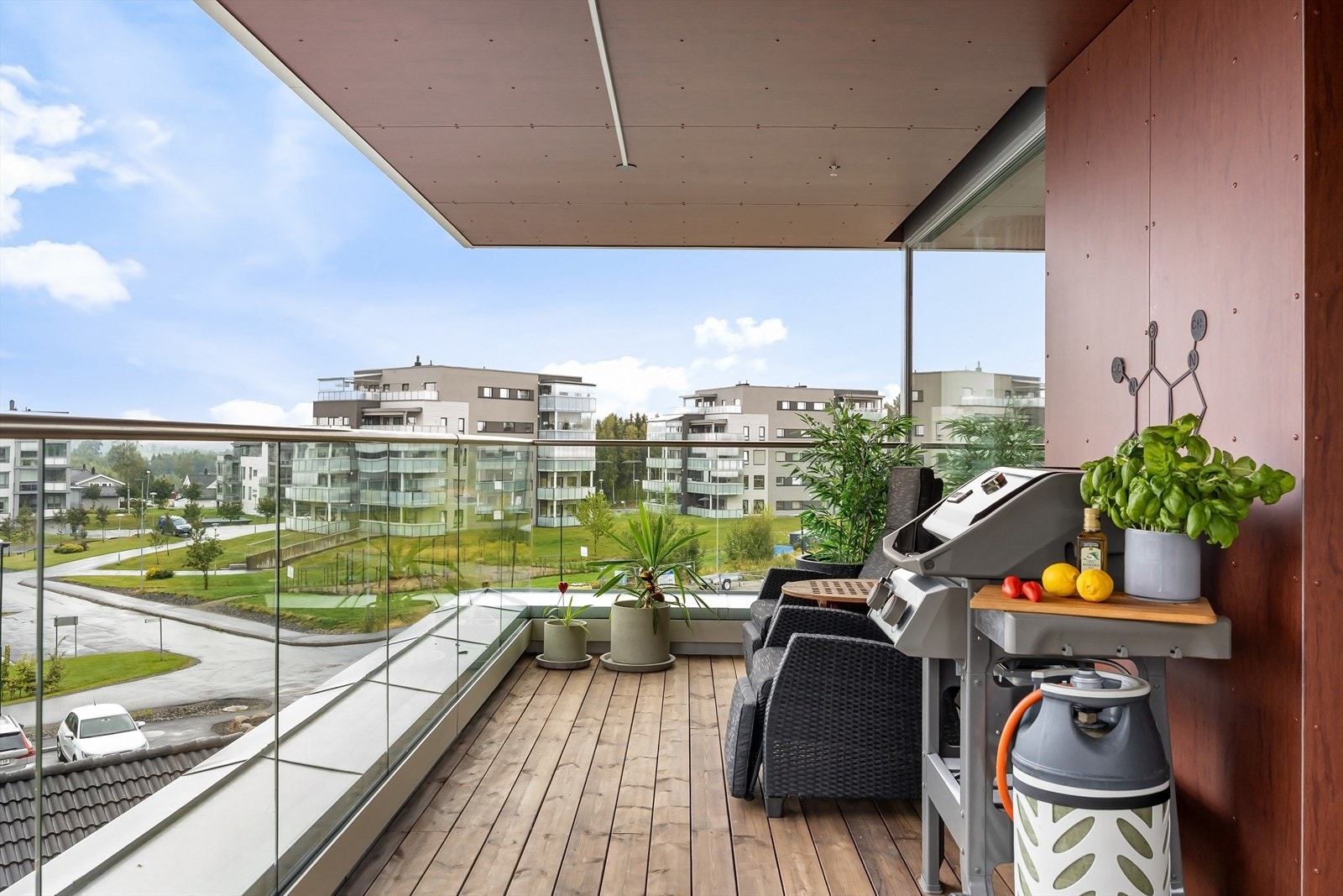 På balkongen er det god plass til grill og flere sittegrupper. Galleribilde