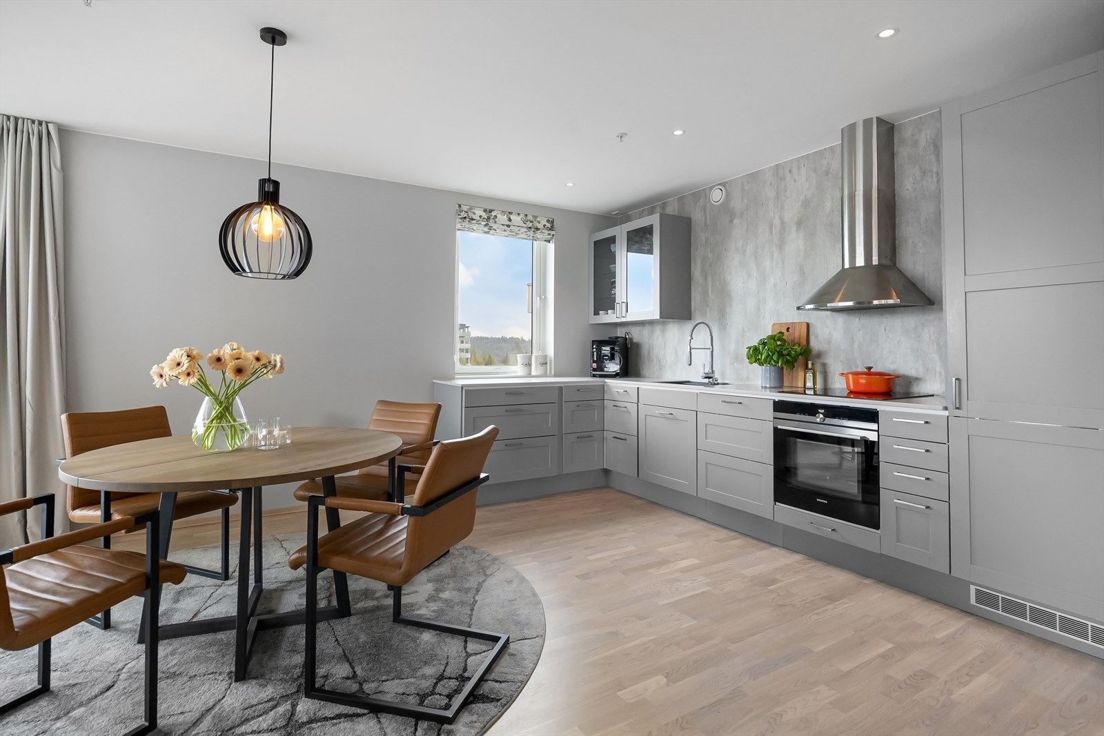 En særdeles flott og innbydende 3-roms med attraktiv beliggenhet på Sole allè. Her får kjøper gleden av en lekker bolig med gjennomgående høy standard og eksklusive materialvalg. Galleribilde