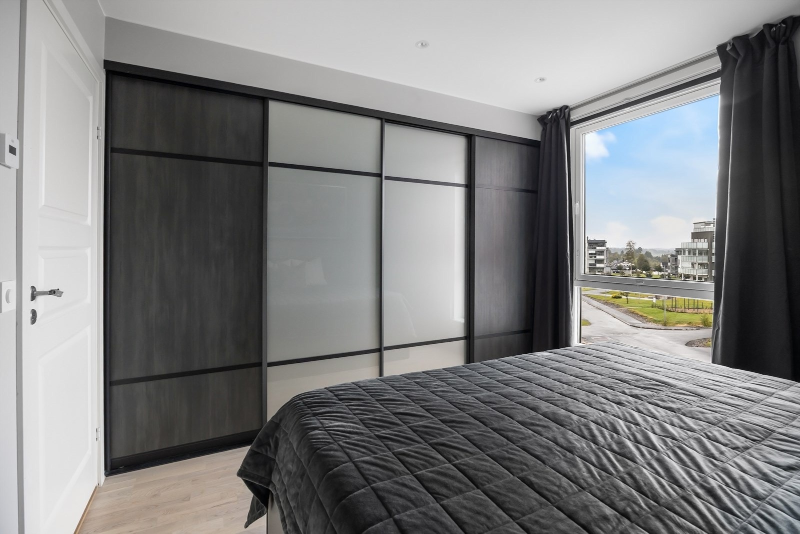 Rommet er innredet med praktisk skyvedørsgarderobe med mye oppbevaringsplass. Galleribilde