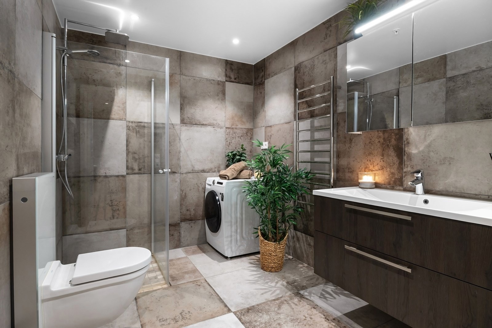 Delikat bad med store beige og grå fliser som gir en god romfølelse. Galleribilde