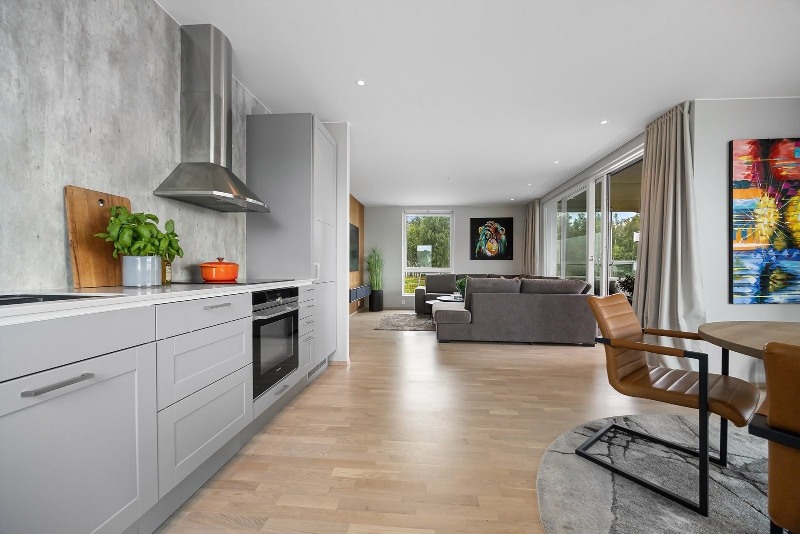 Leiligheten har en god planløsning med plass til flere sittegrupper og soner. Galleribilde