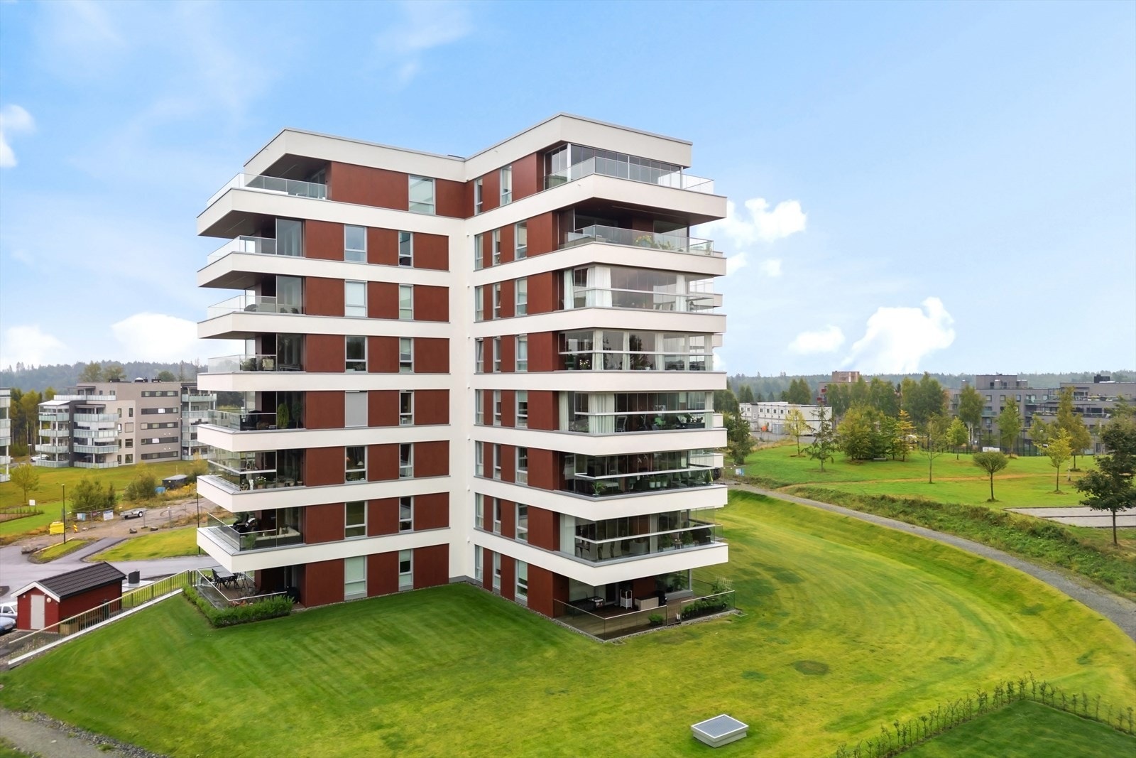 Leiligheten har en attraktiv og tilbaketrukket beliggenhet i naturskjønne omgivelser rett ved marka. Galleribilde