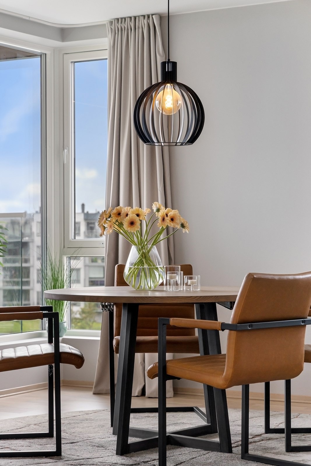 Ved kjøkkenet er det fin plass til en spisegruppe. Galleribilde