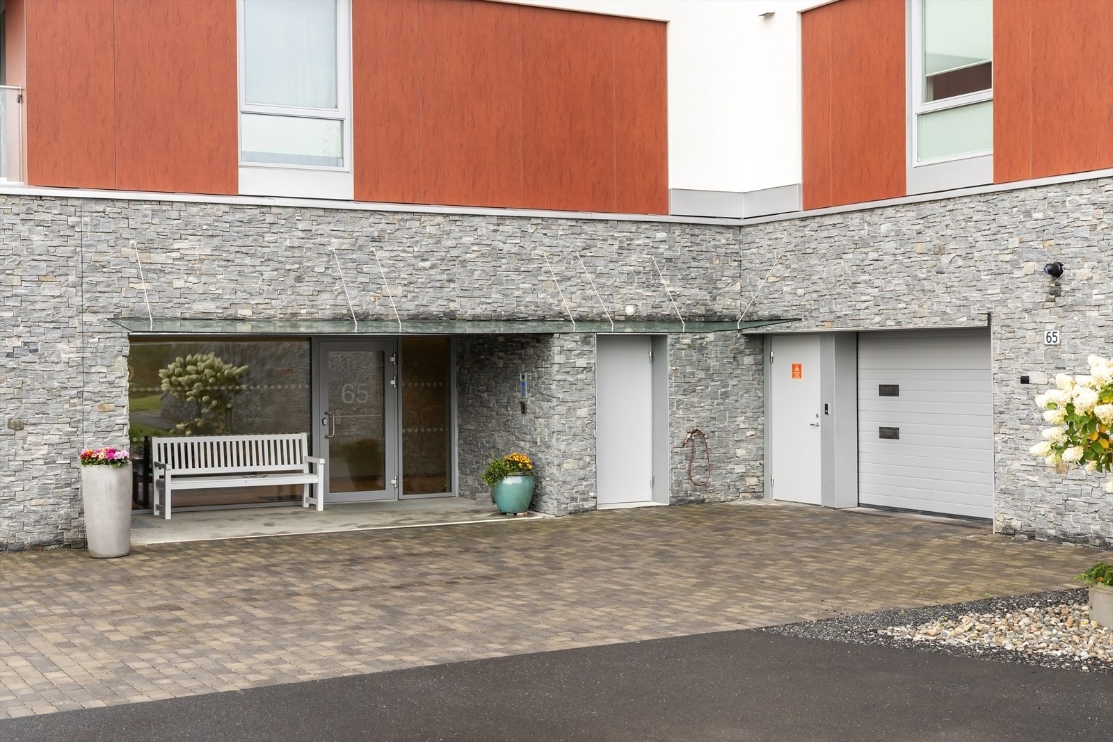 Trappefri adkomst til hovedinngang, leiligheten, garasje og bod. Galleribilde