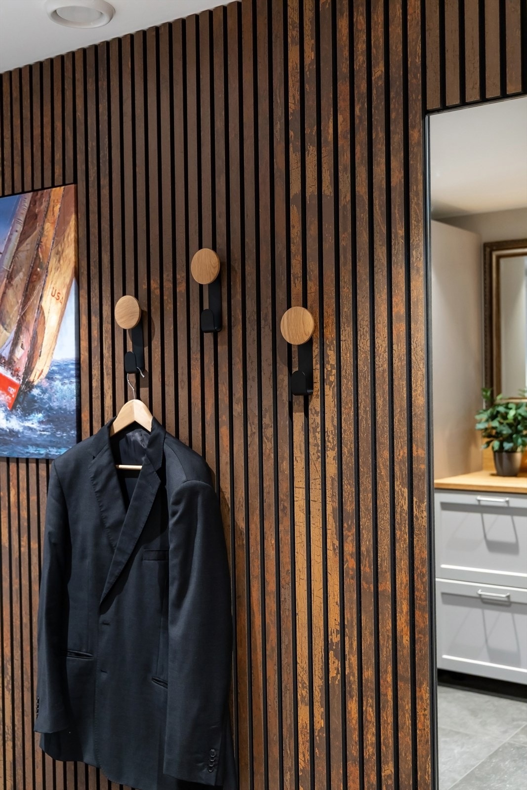 Flott spilevegg med knagger og speil. Galleribilde