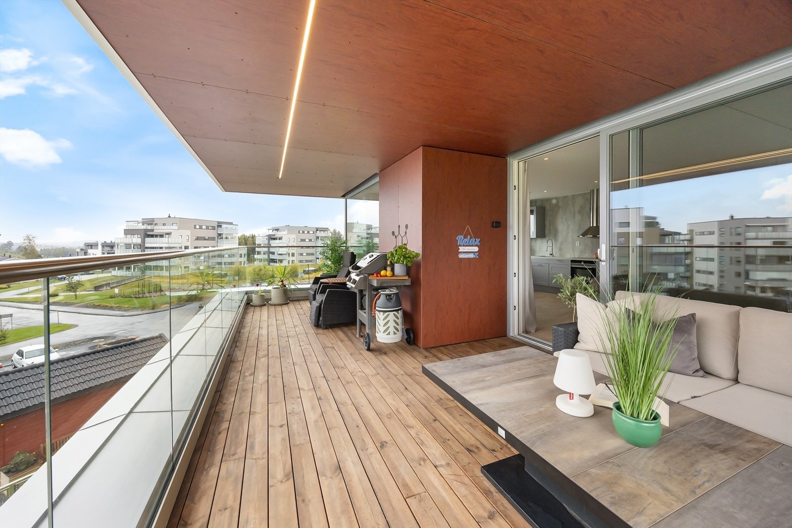 Overbygget balkong gir en lun og hyggelig atmosfære, og er en fin forlengelse av stuen. Galleribilde