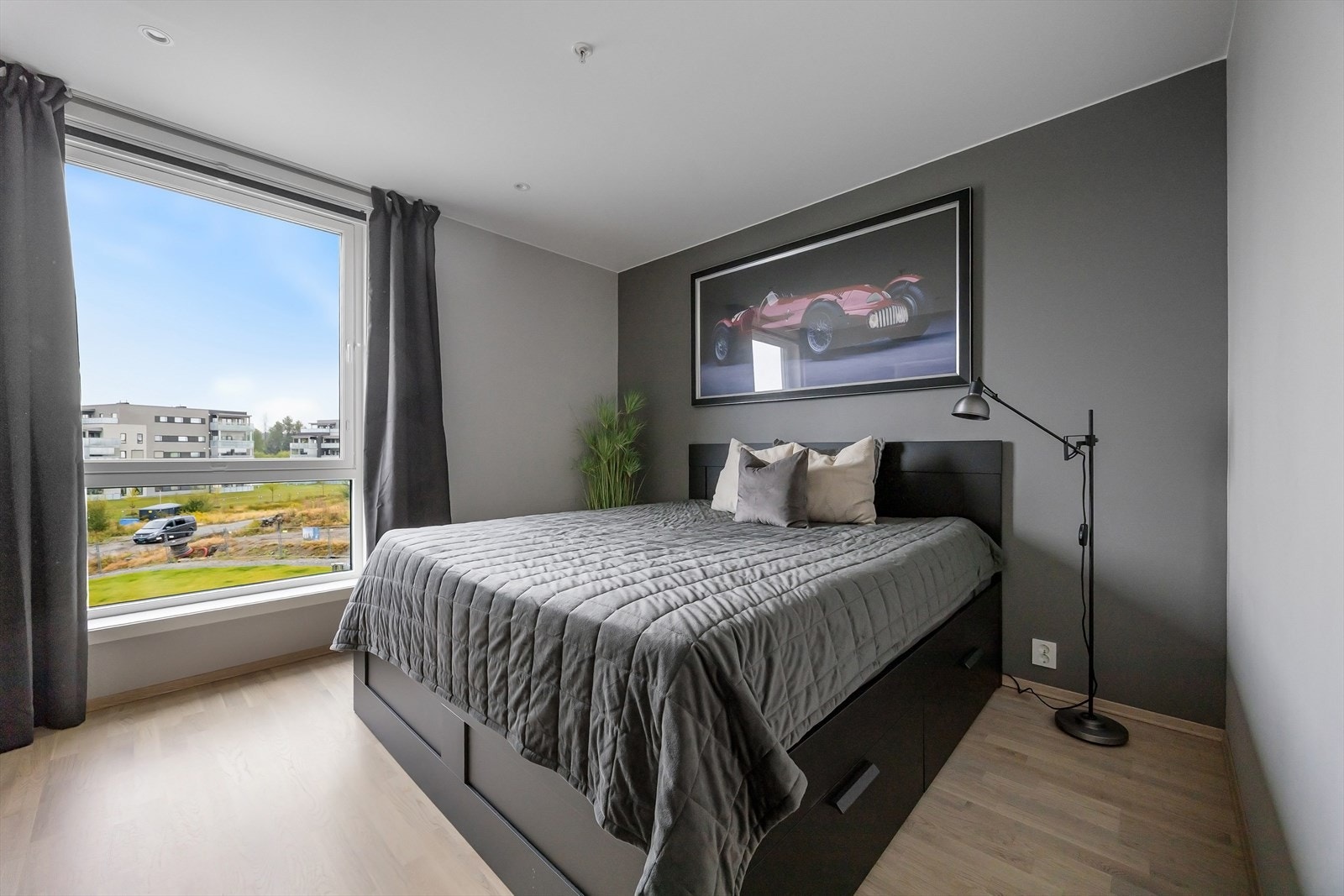 Hovedsoverommet | Romslig soverom med plass til stor dobbeltseng og tilhørende nattbord. Galleribilde