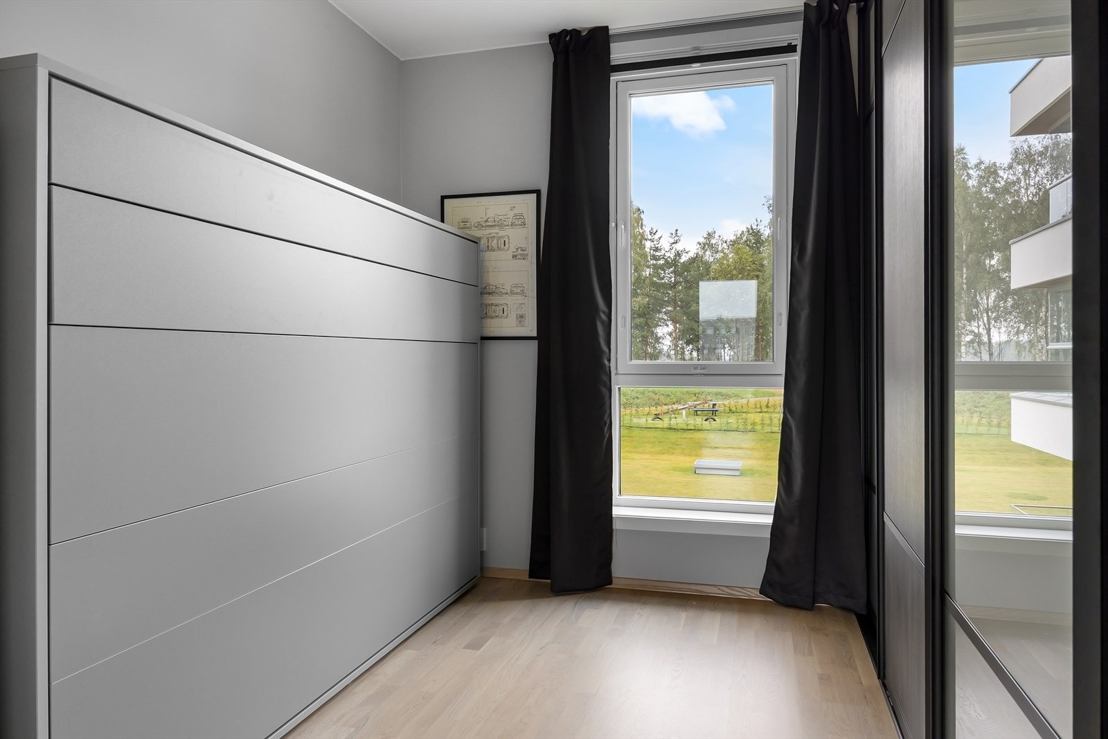 Rommet også innredet med praktisk nedtrekkbar dobbeltseng. Galleribilde