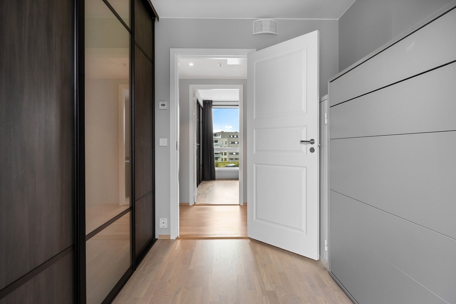 Soverom II | Praktisk soverom innredet med romslig garderobeløsning. Galleribilde