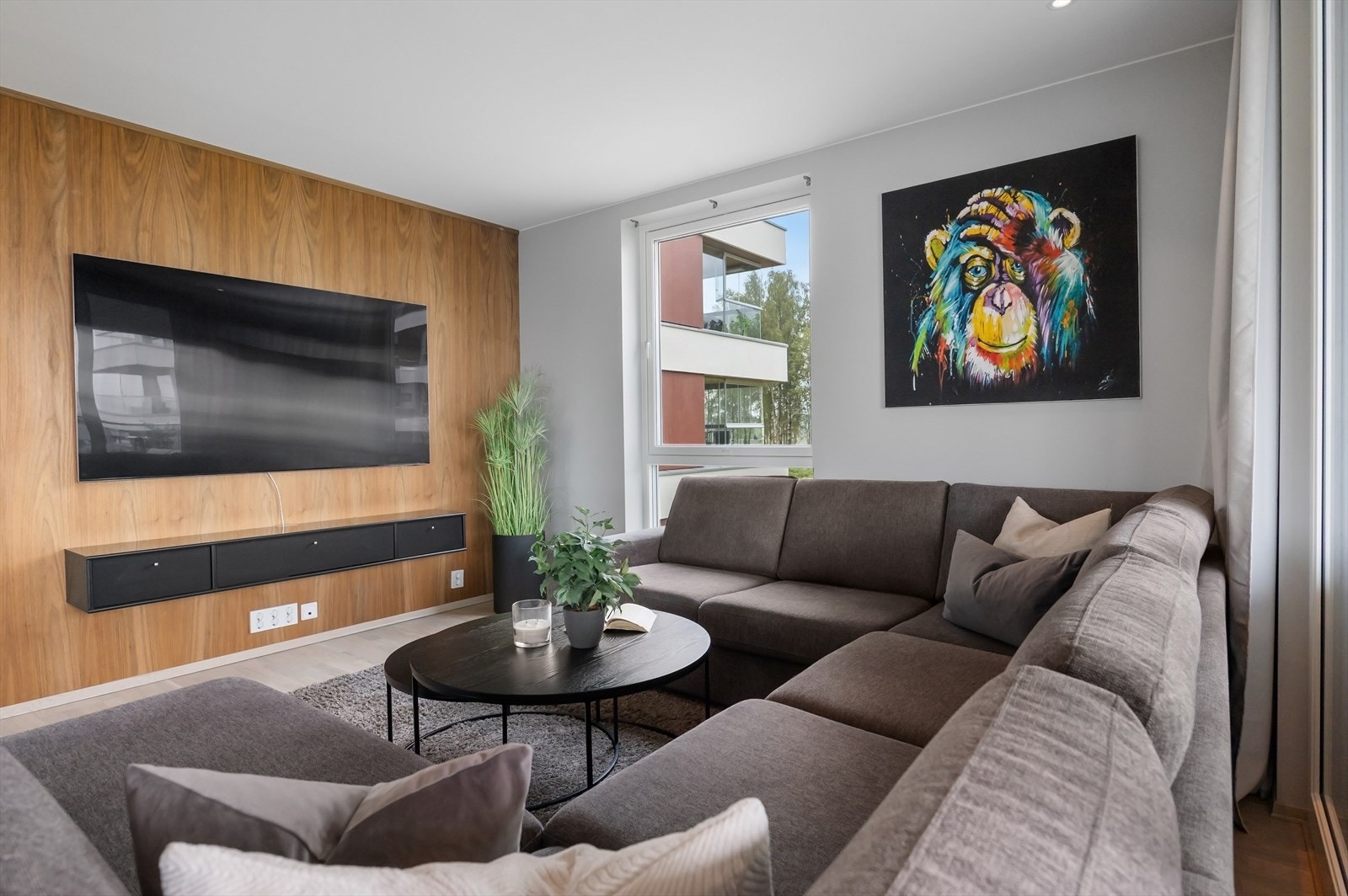 Hyggelig sofakrok med plass til stor sofagruppe og tv-seksjon. Galleribilde