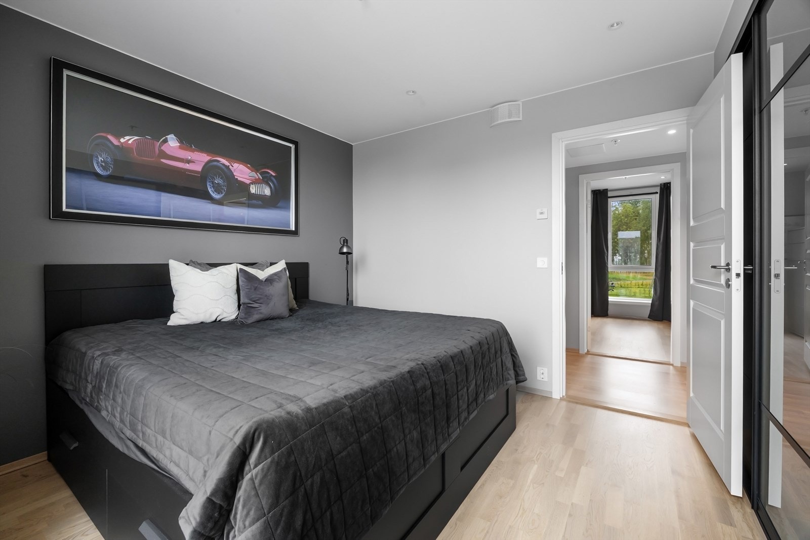 Rommet er malt i lune og moderne farger som gir en god atmosfære. Galleribilde