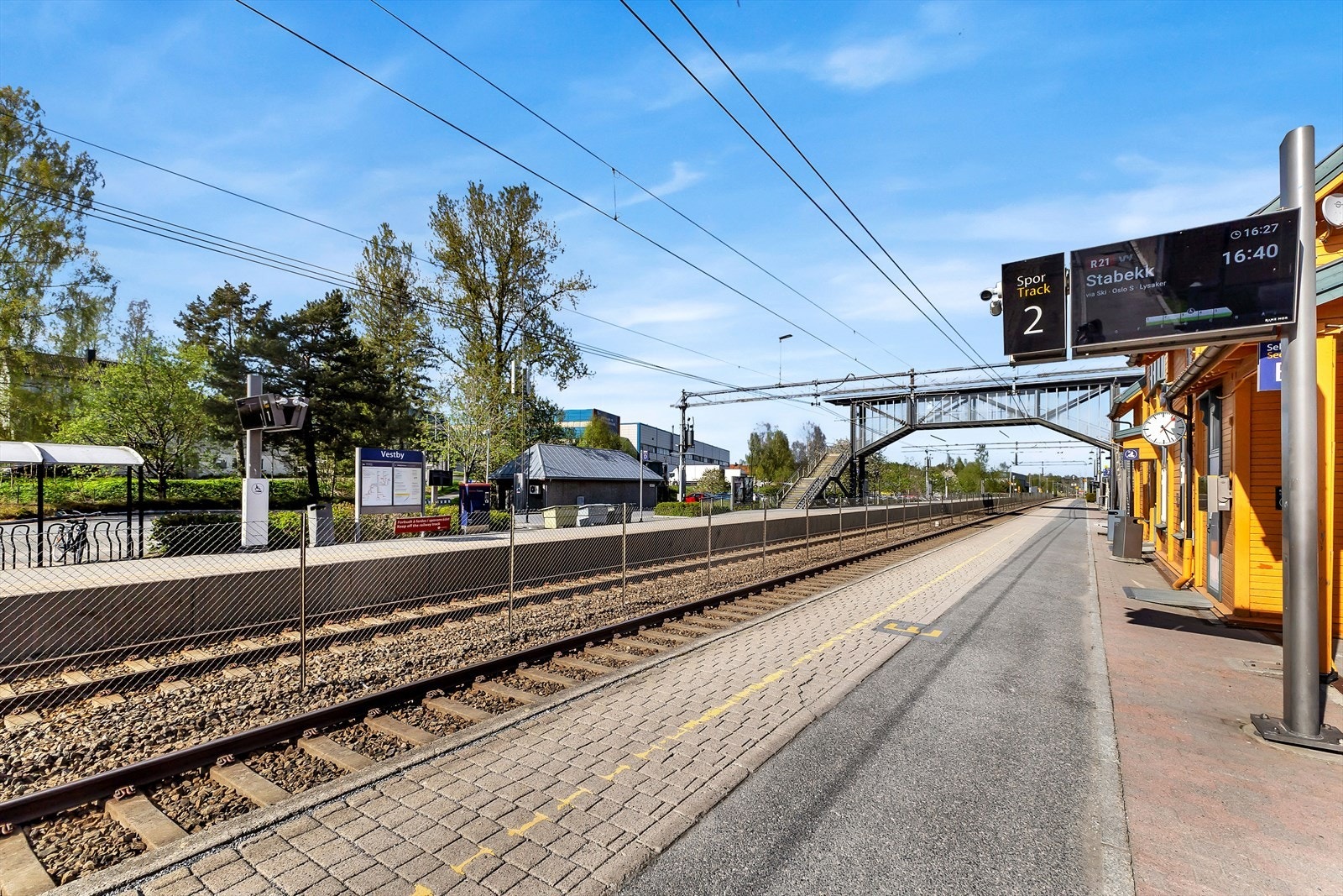 Fra boligen er det gangavstand til Vestby stasjon med hyppige avganger til Oslo sentrum. Toget bruker kun ca. 20 minutter til Oslo sentralstasjon Galleribilde
