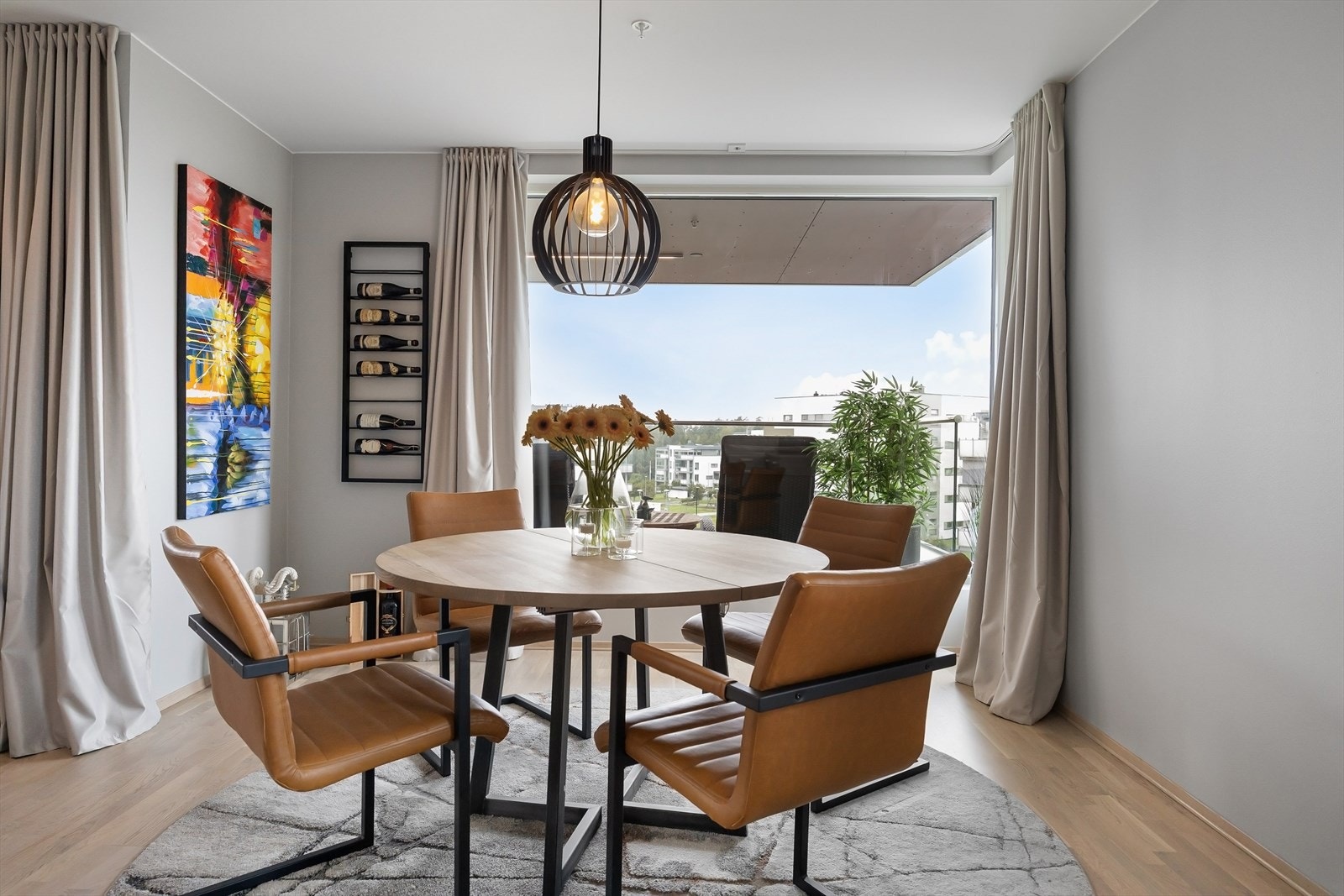 Åpen stue- og kjøkkenløsning gir en sosial og hyggelig atmosfære. Galleribilde