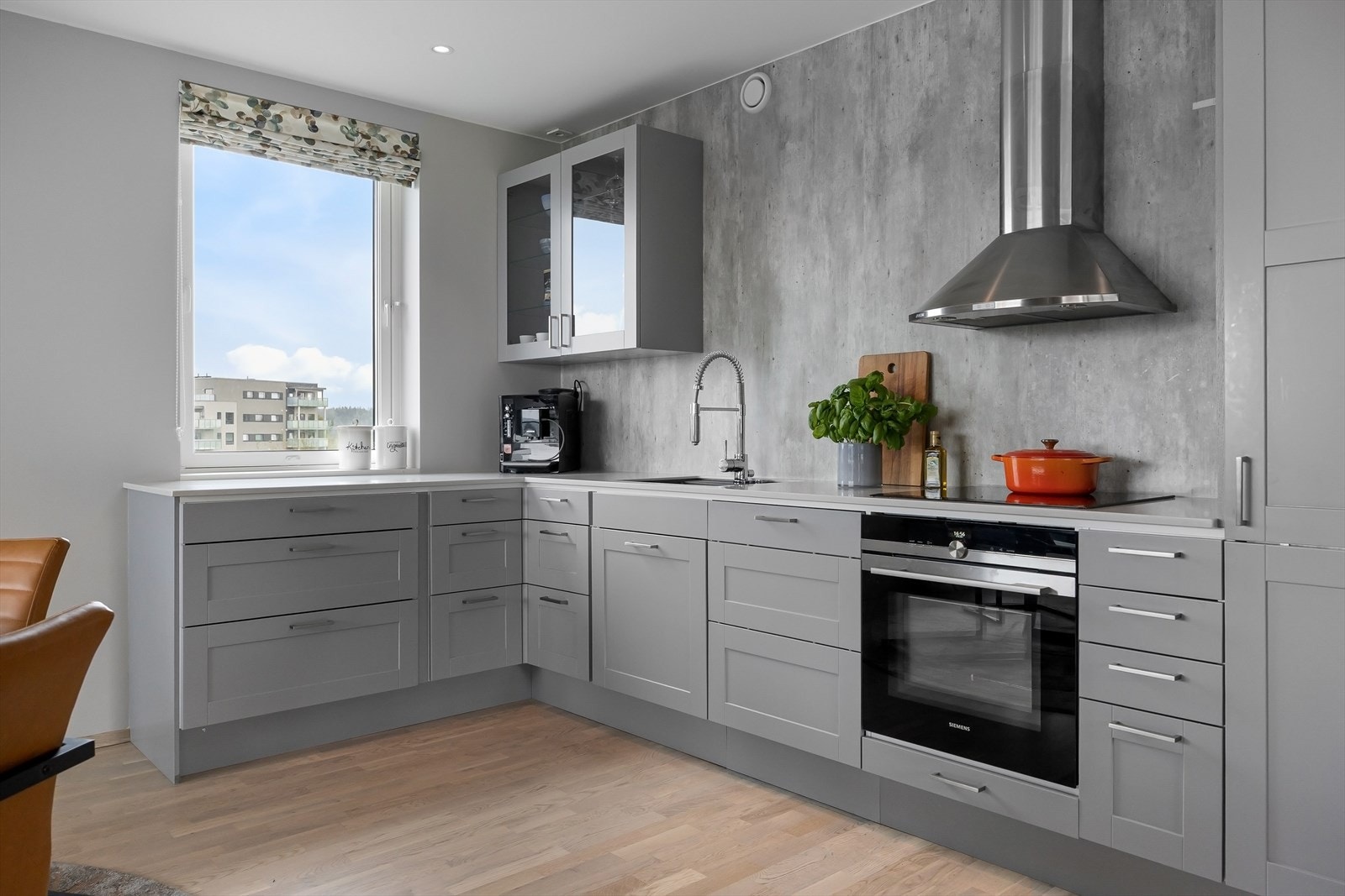 På kjøkkenet er det godt med skap- og benkeplass. Galleribilde