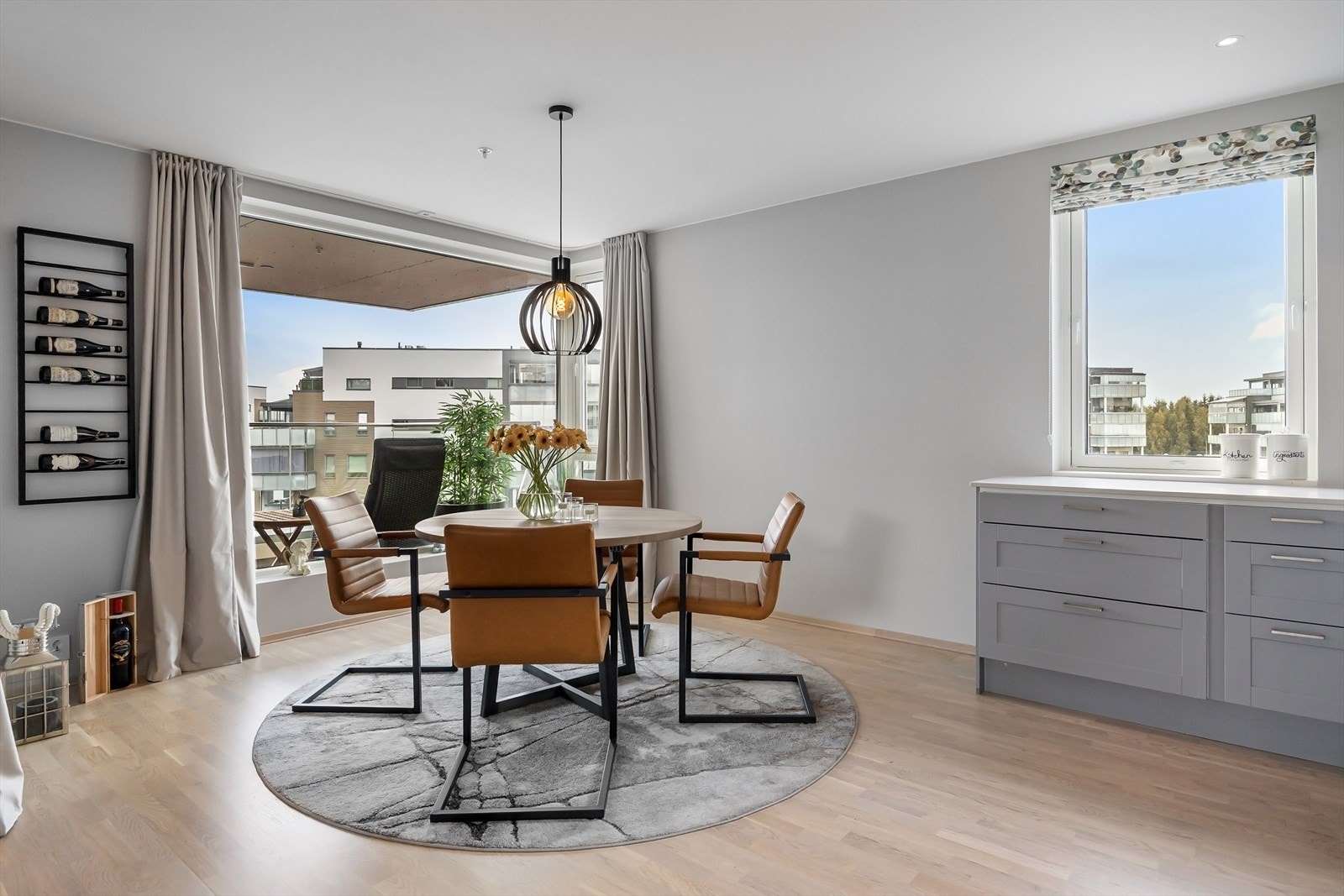 Store vindusflater fra flere sider gir rikelig med naturlig lysinnslipp. Galleribilde