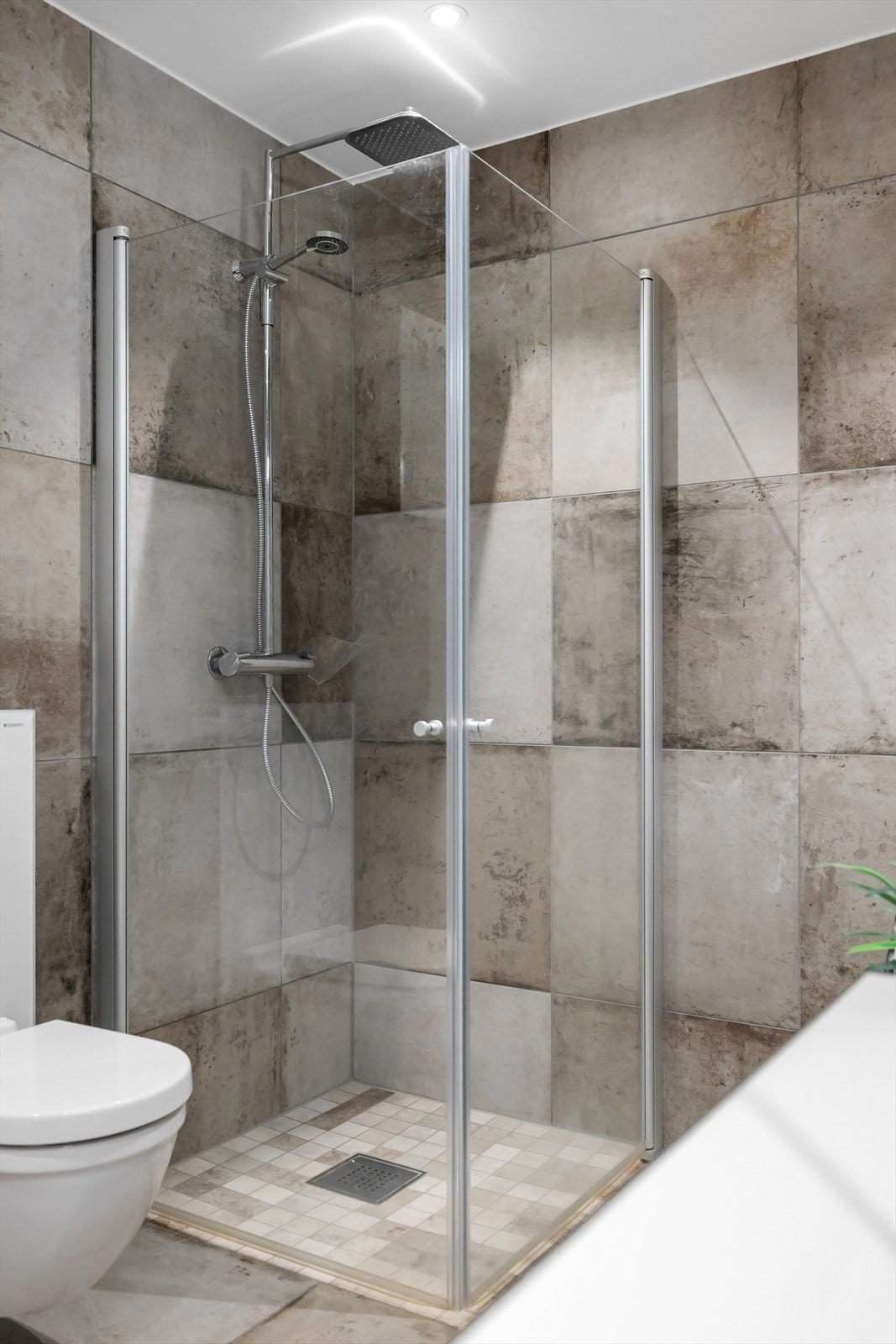 Praktisk dusjhjørne med innfellbare dusjdører. Her får du også regndusj. Galleribilde