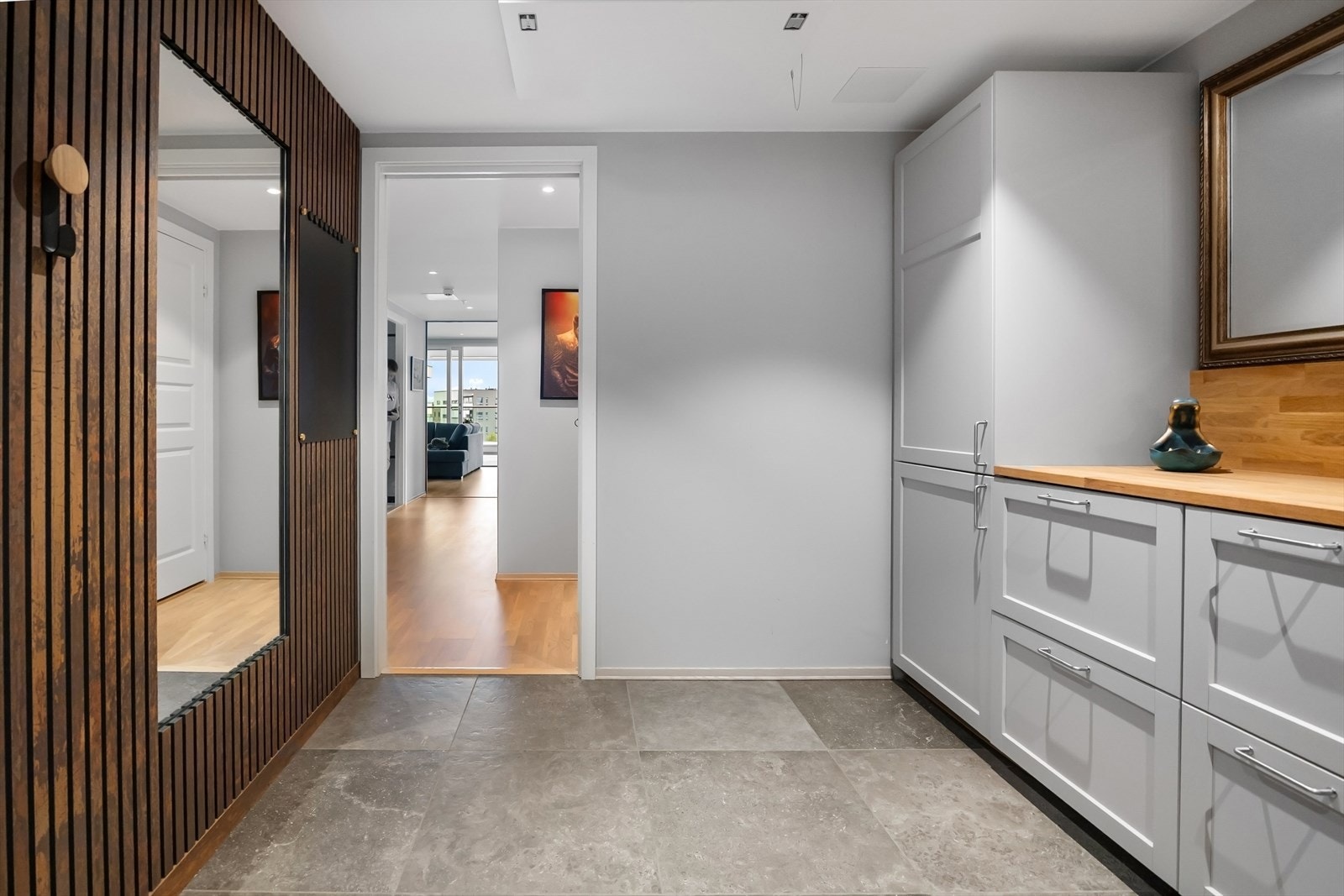 Meget innbydende og romlig entrè med spesialtilpasset oppbevaringsløsning som går i stil med resten av leiligheten. Galleribilde