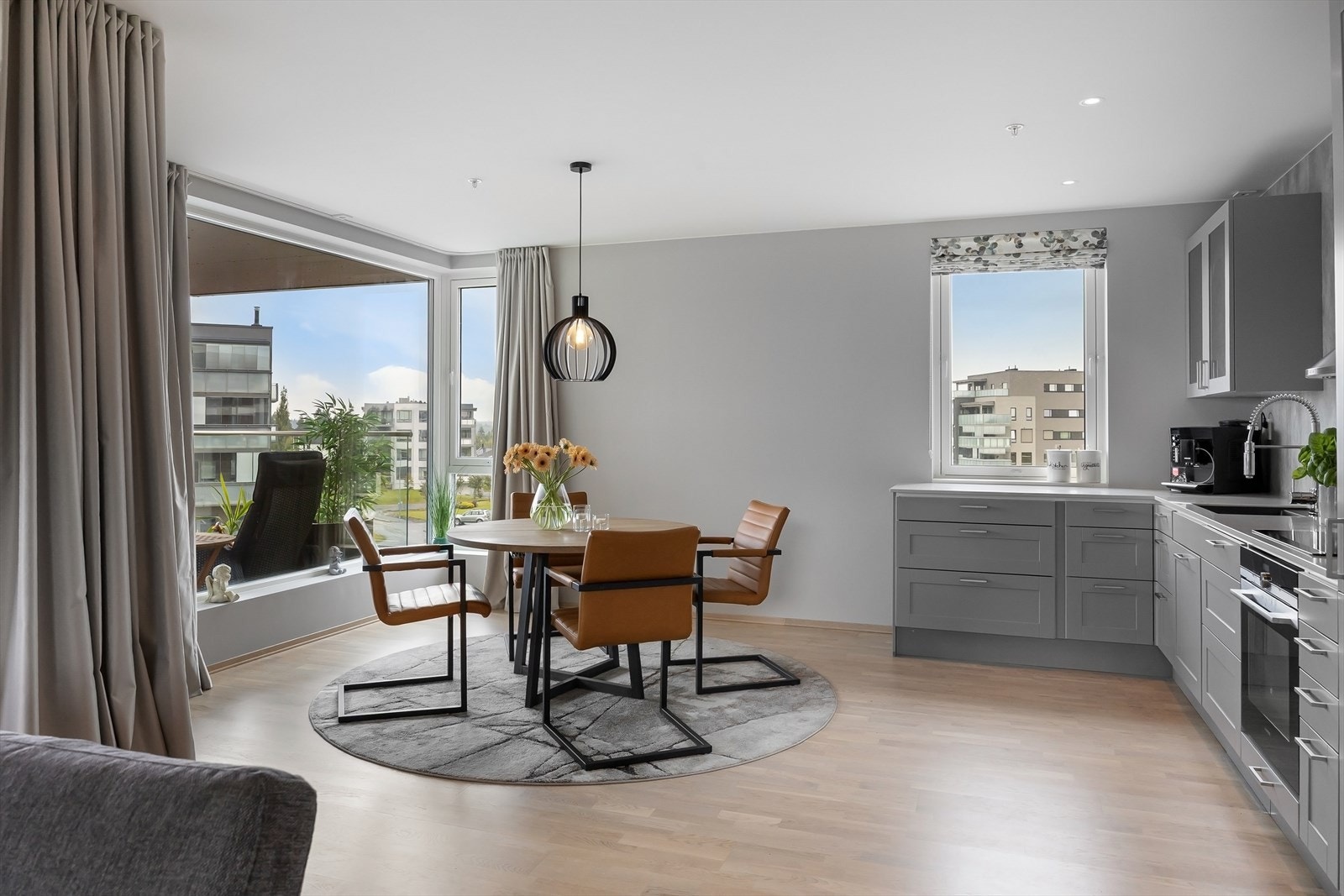 Tidløst og påkostet Sigdal kjøkken med integrerte hvitevarer som platetopp, komfyr, oppvaskmaskin, kjøleskap og fryser. Galleribilde