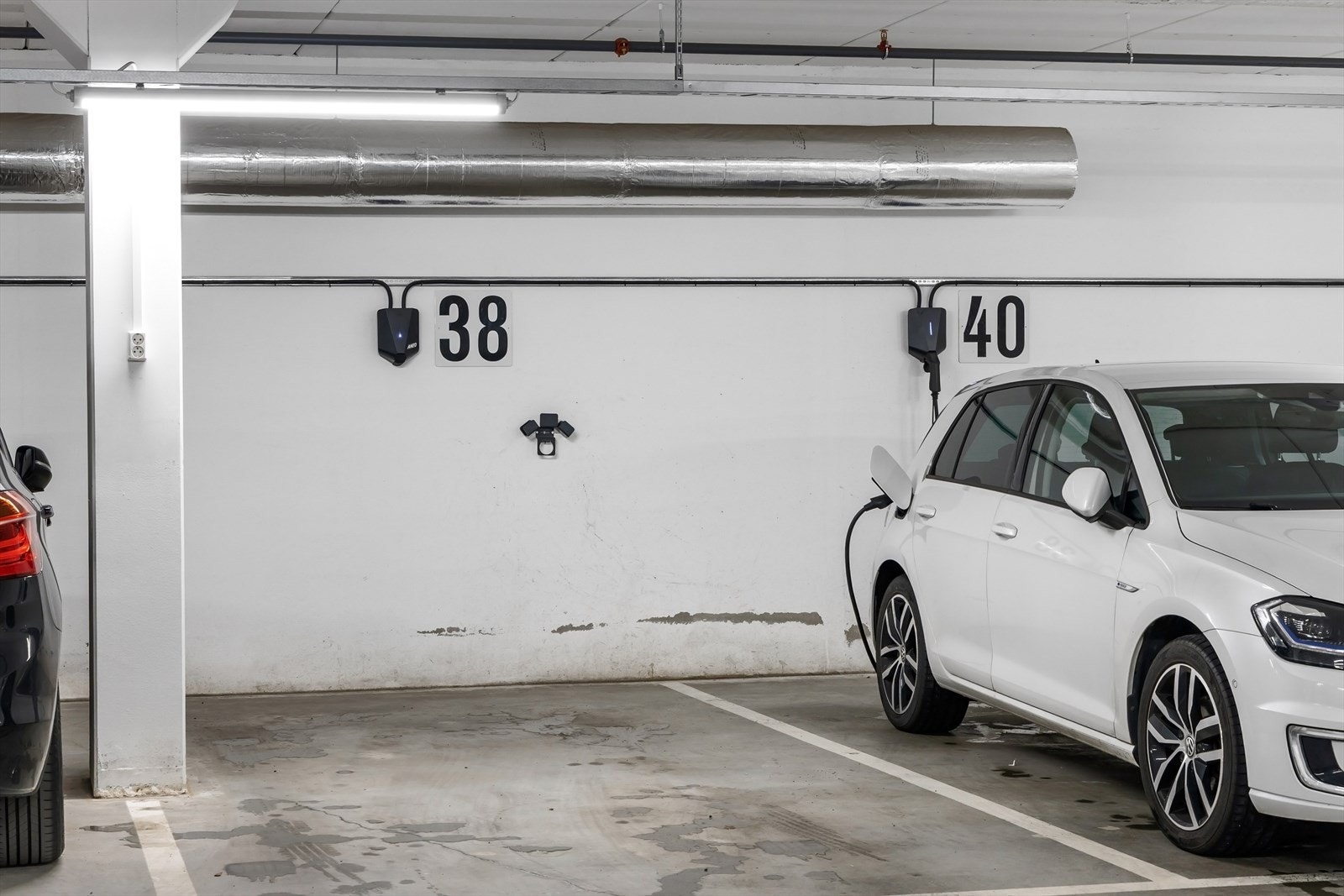 Leiligheten disponerer en garasjeplass med elbil lader i felles garasjeanlegg med heisadkomst. Galleribilde