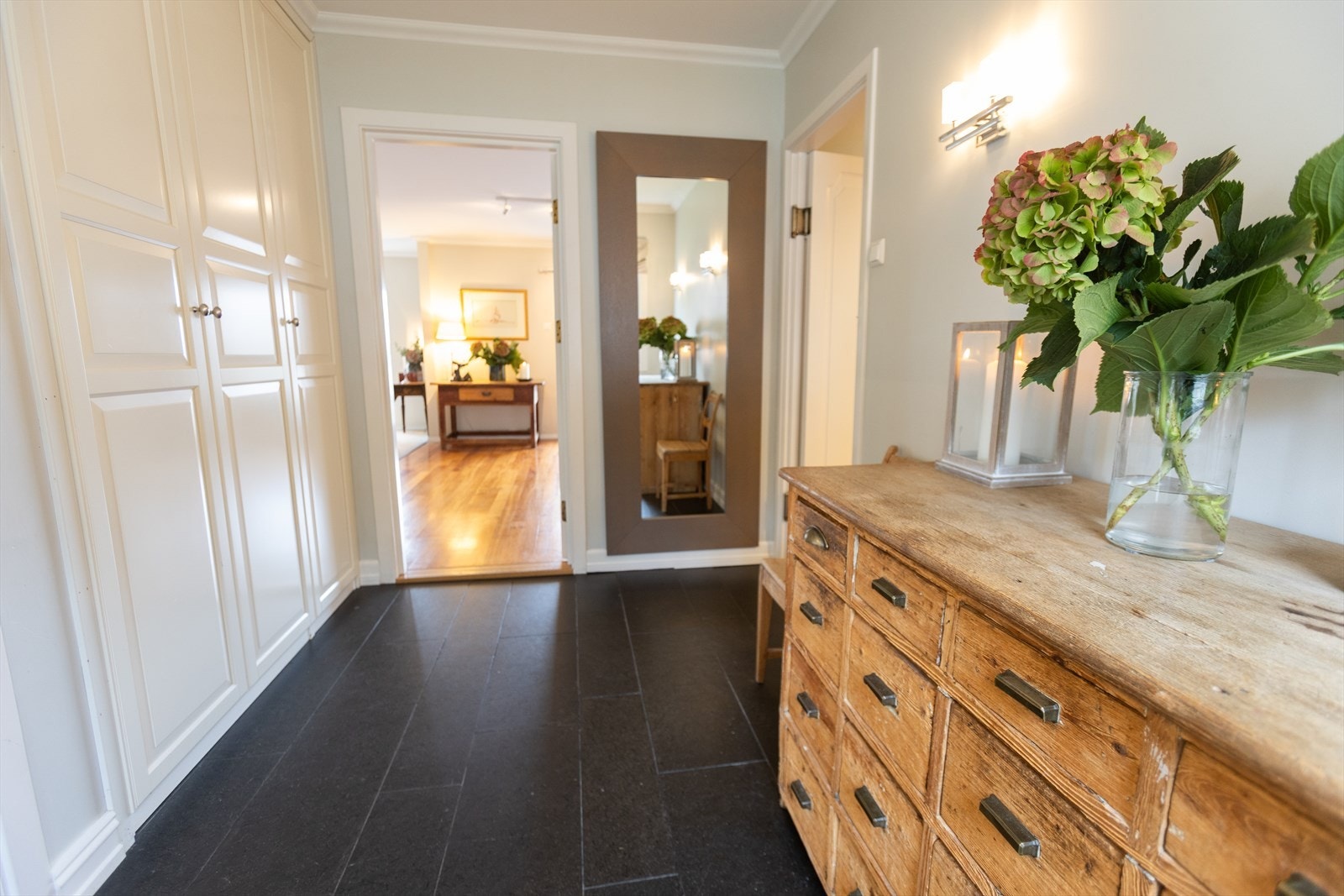 Mye garderobeplass i entré/gang Galleribilde