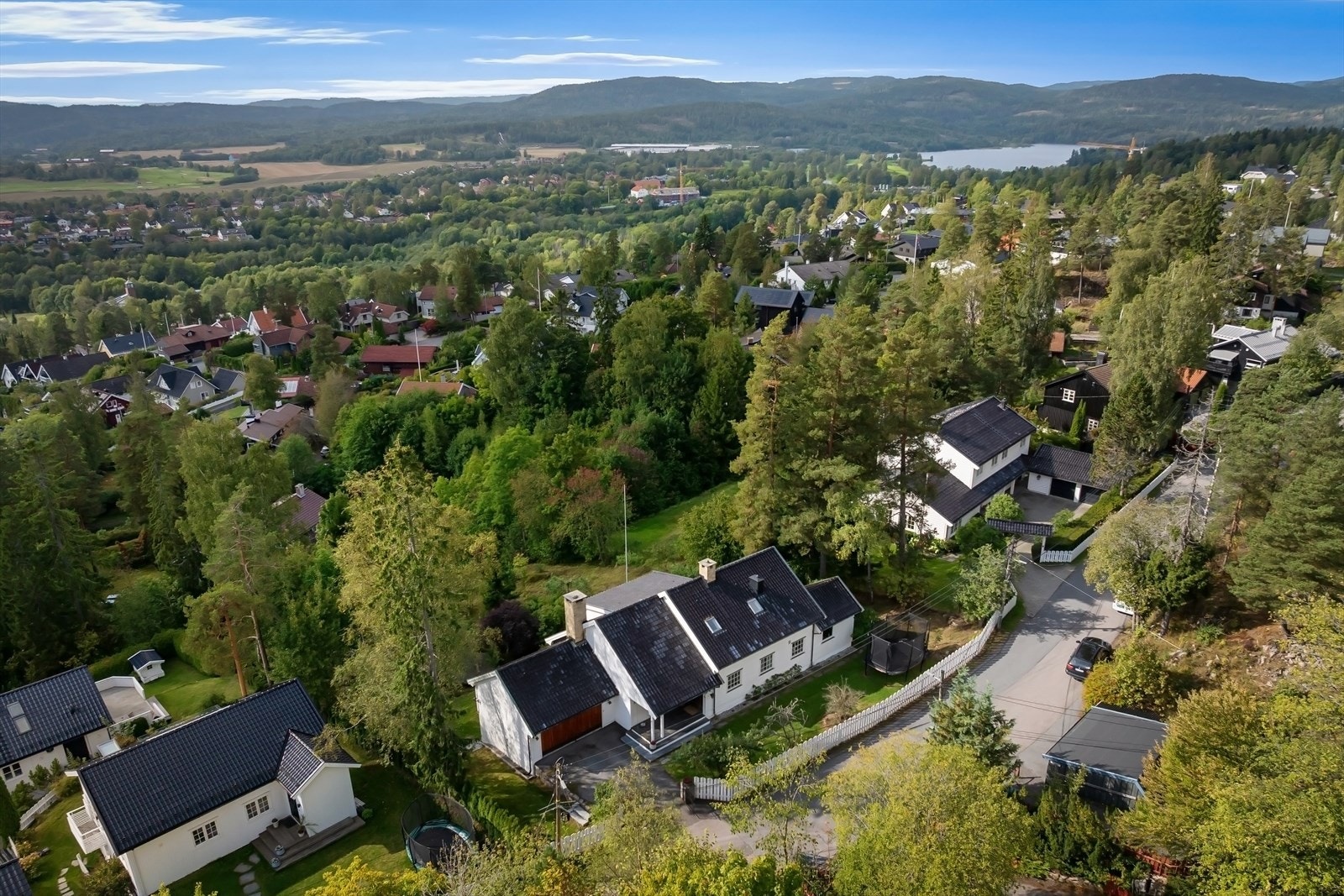 Området byr på enestående muligheter for friluftsliv, med Nordmarkas omfattende løypenett for ski, sykling og fotturer like ved Galleribilde