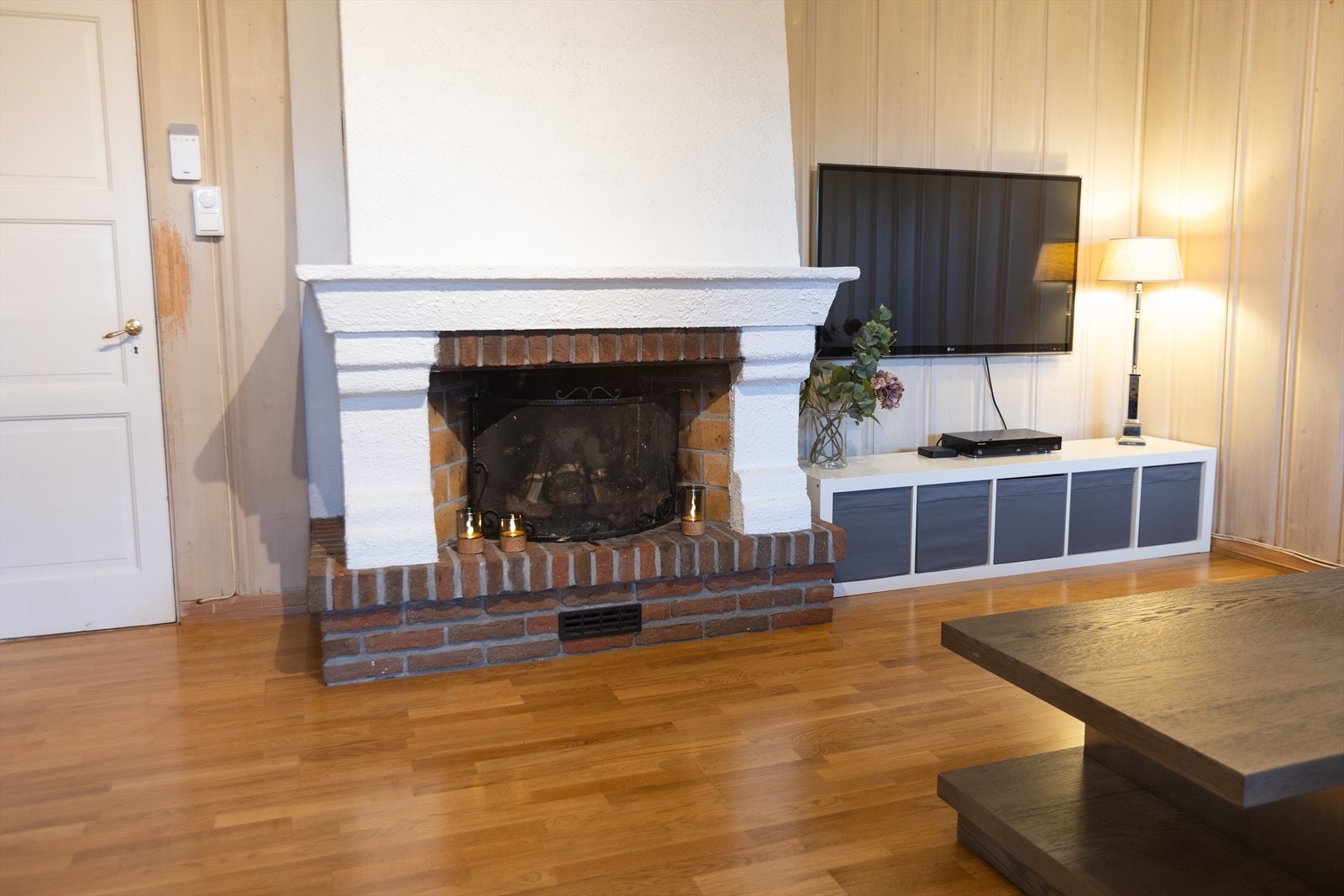 Innenfor kjellerstuen ligger det et soverom Galleribilde