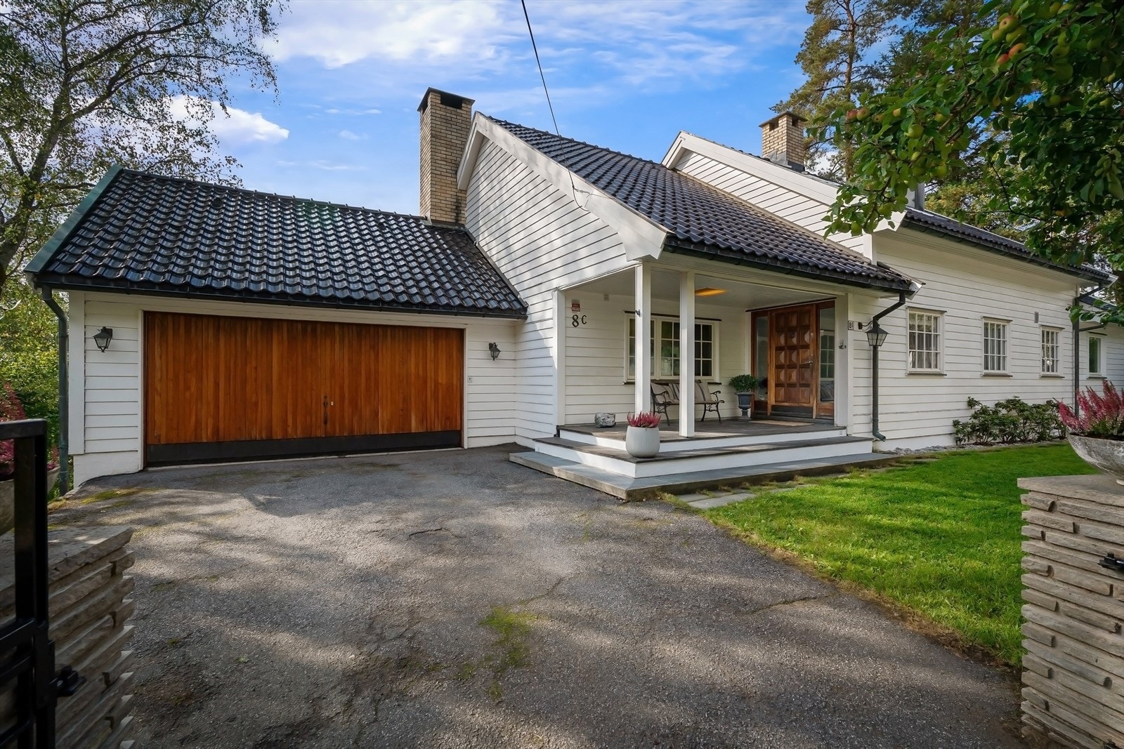 En innholdsrikek, solrik og flott eiendom med stor tomt og utsikt. Meget barnevennlig! Galleribilde