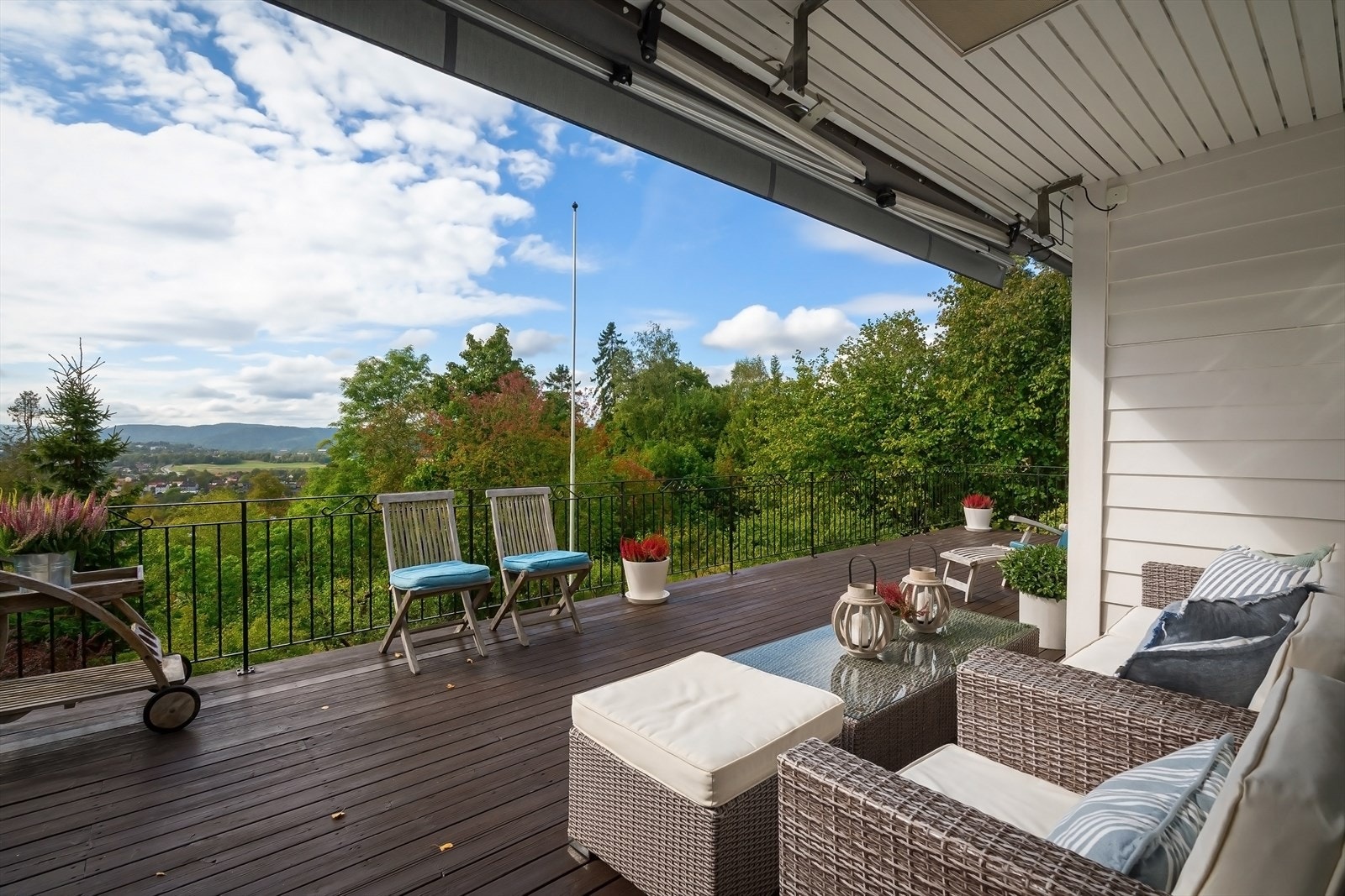 Fra stuen er det direkte adkomst til en solrik terrasse Galleribilde