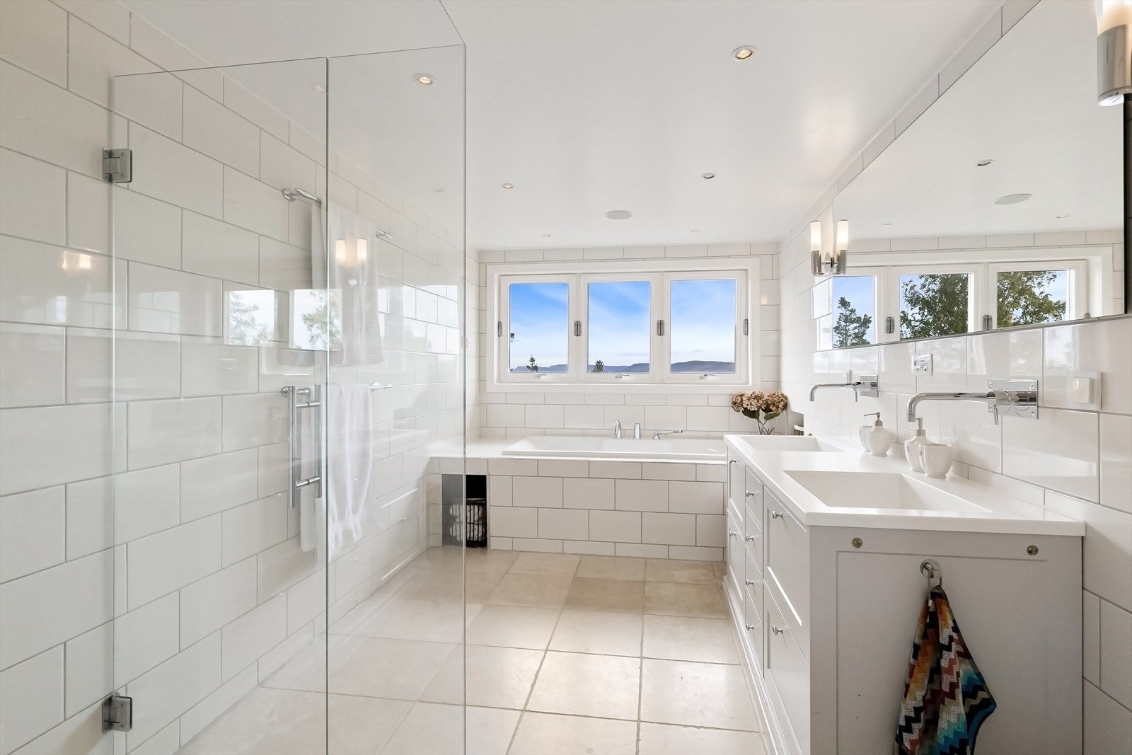 Stort og delikat hovedbad. Plassbygget møbel og corian vask fra Elen studio Galleribilde