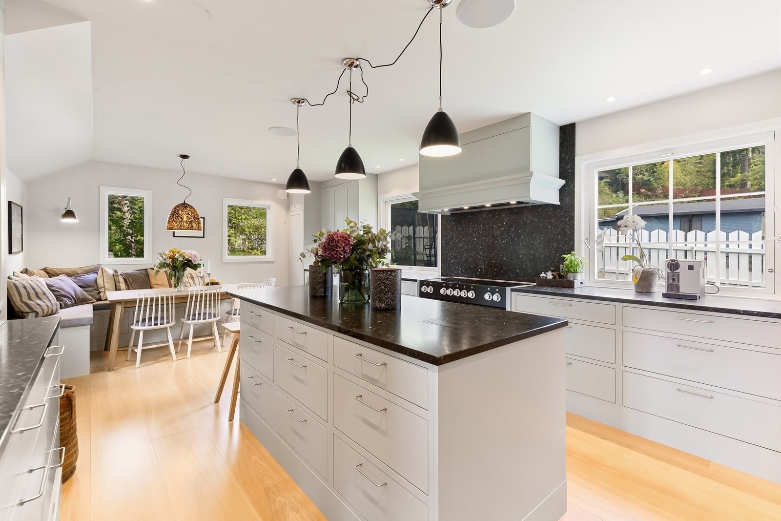 Stort og meget delikat kjøkken med plassbygget innredning fra JH Interiør, fra 2018 Galleribilde