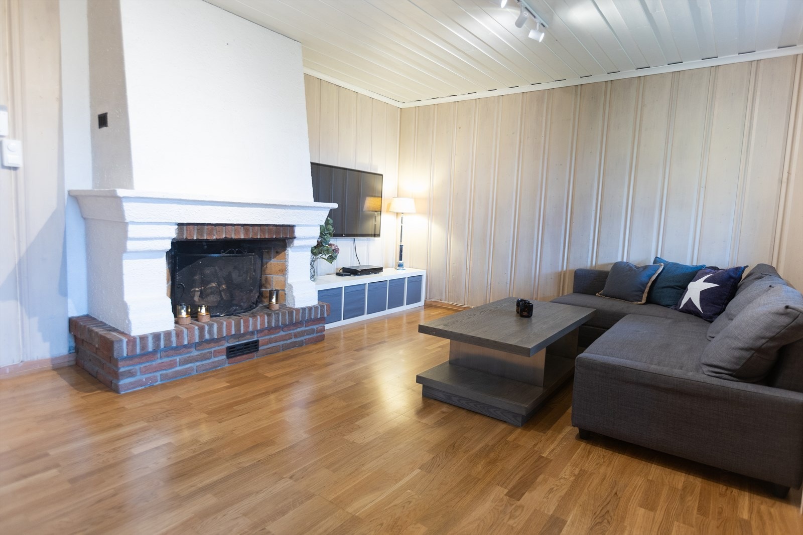 Kjellerstue med peis Galleribilde