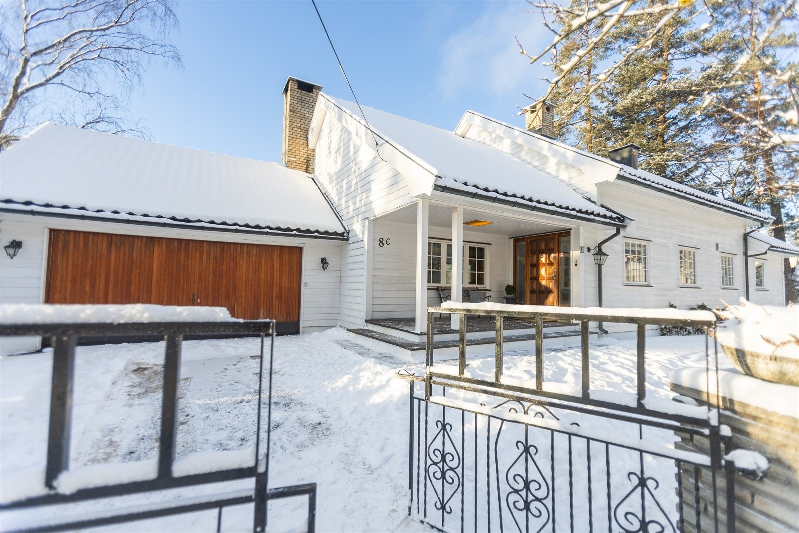 Port inn fra veien. Automatisk åpner til dobbeltgarasjen Galleribilde