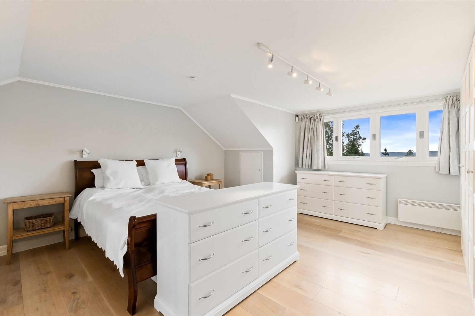 Stort hovedsoverom m/mye oppbevaringsplass - skap mm. Galleribilde